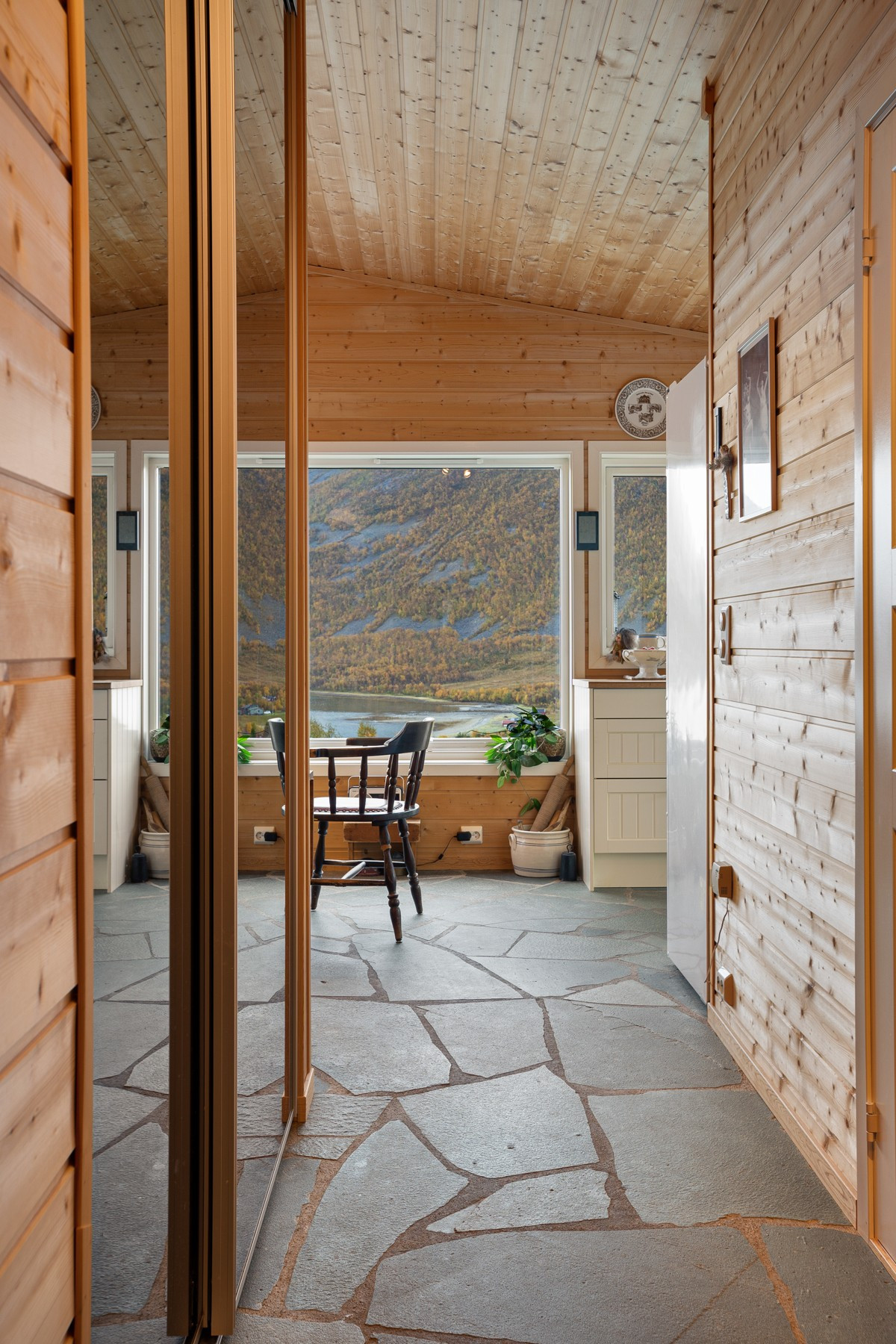 Hall mellom entre og stue/kjøkken
