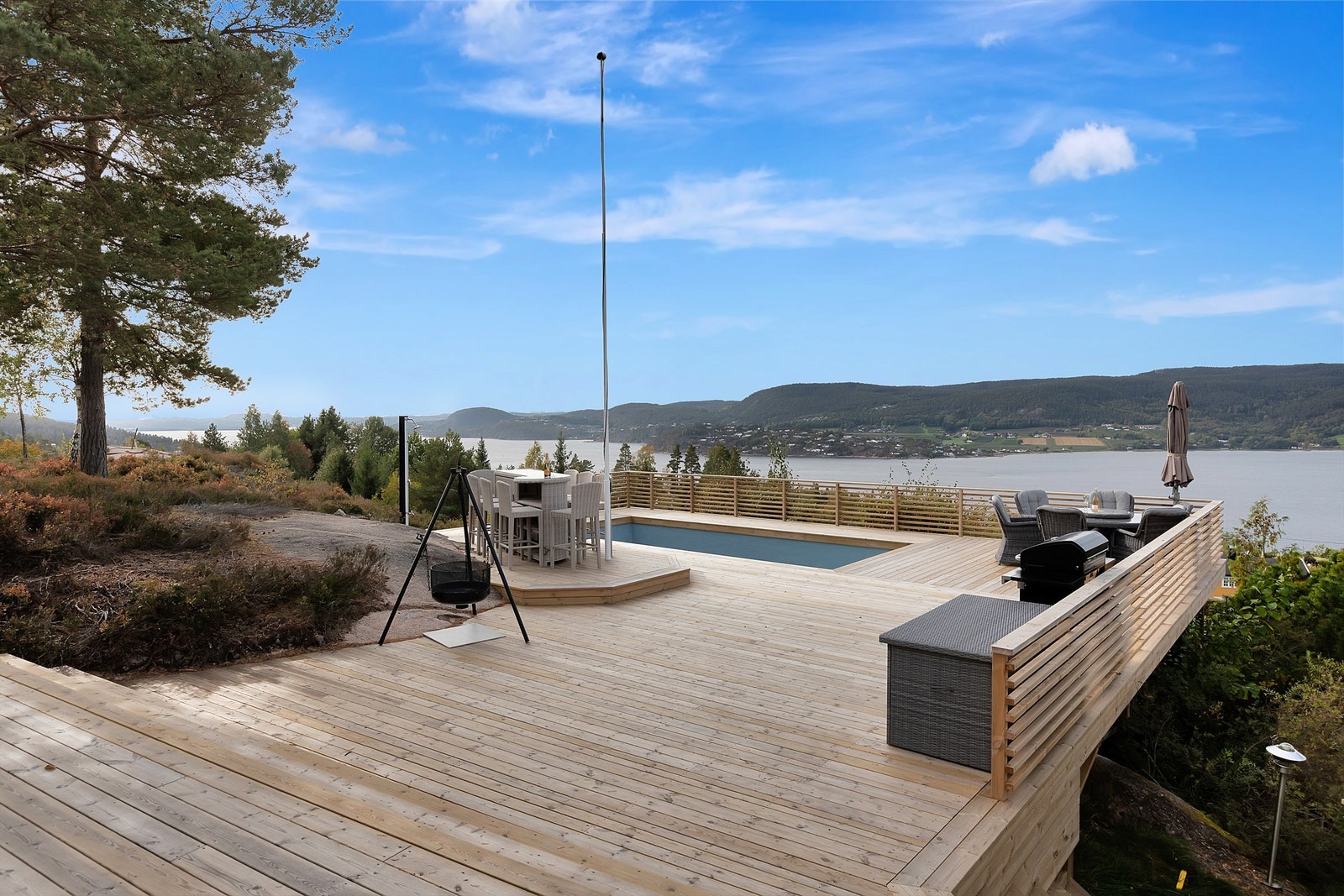 Her kan du nyte utsikten over fjorden mens du bader i bassenget Galleribilde