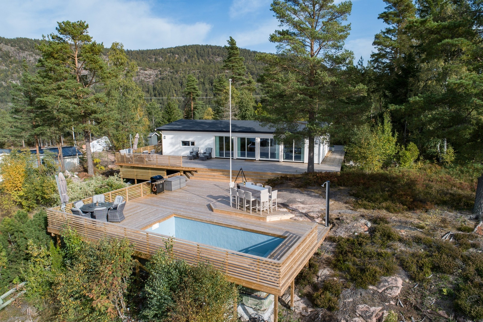 Det er en utedusj på siden av bassenget Galleribilde