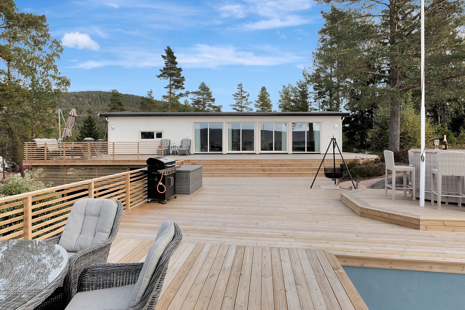 Det er stor terrasse rundt hele hytten med plass til flere sittegrupper Galleribilde
