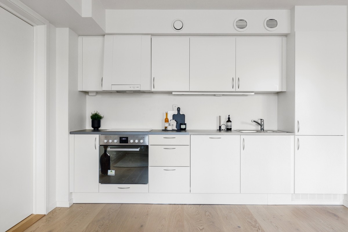 Kjøkkenkrok med integrerte hvitevarer som medfølger. Galleribilde