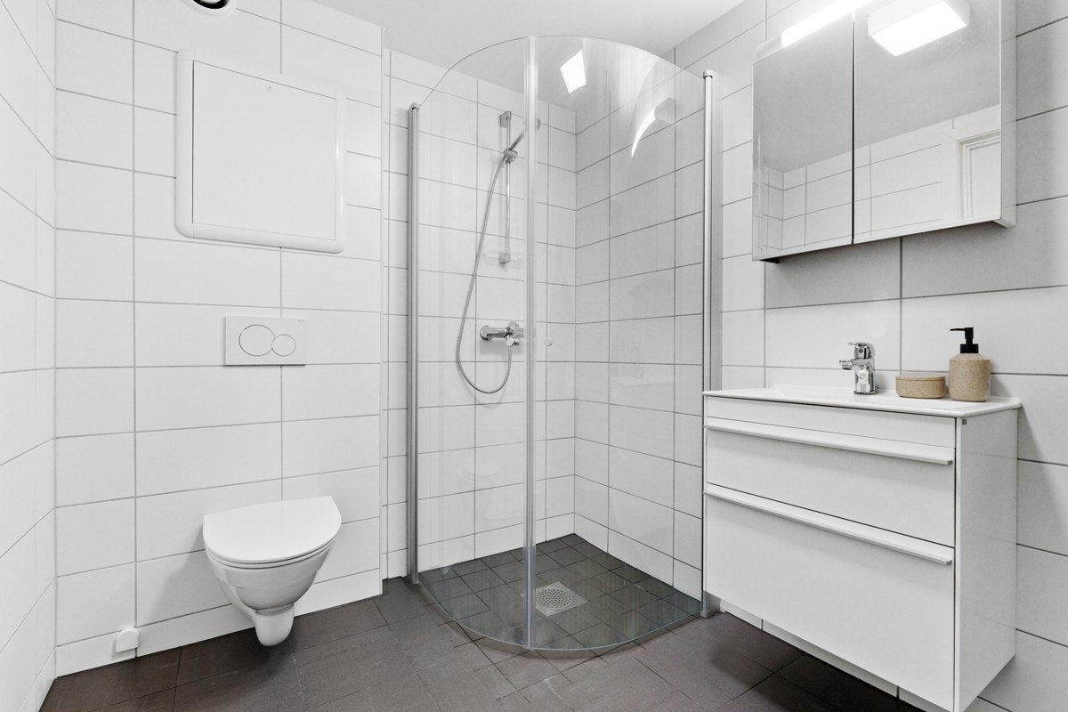 Romslig baderom med bl.a. behagelig gulvvarme og opplegg for oppvaskmaskin. Galleribilde