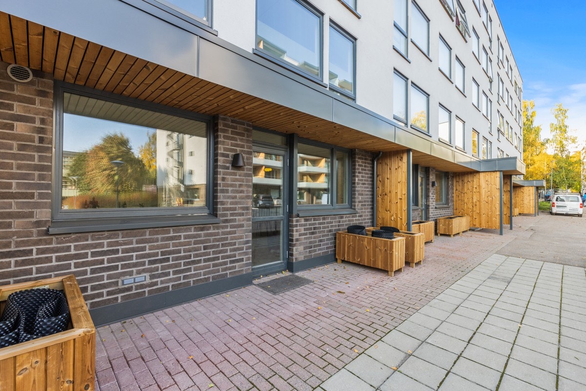 Fra oppholdsrommet er det utgang til et areal hvor det er mulighet for en koselig liten terrasse med plass til utemøblement. Galleribilde