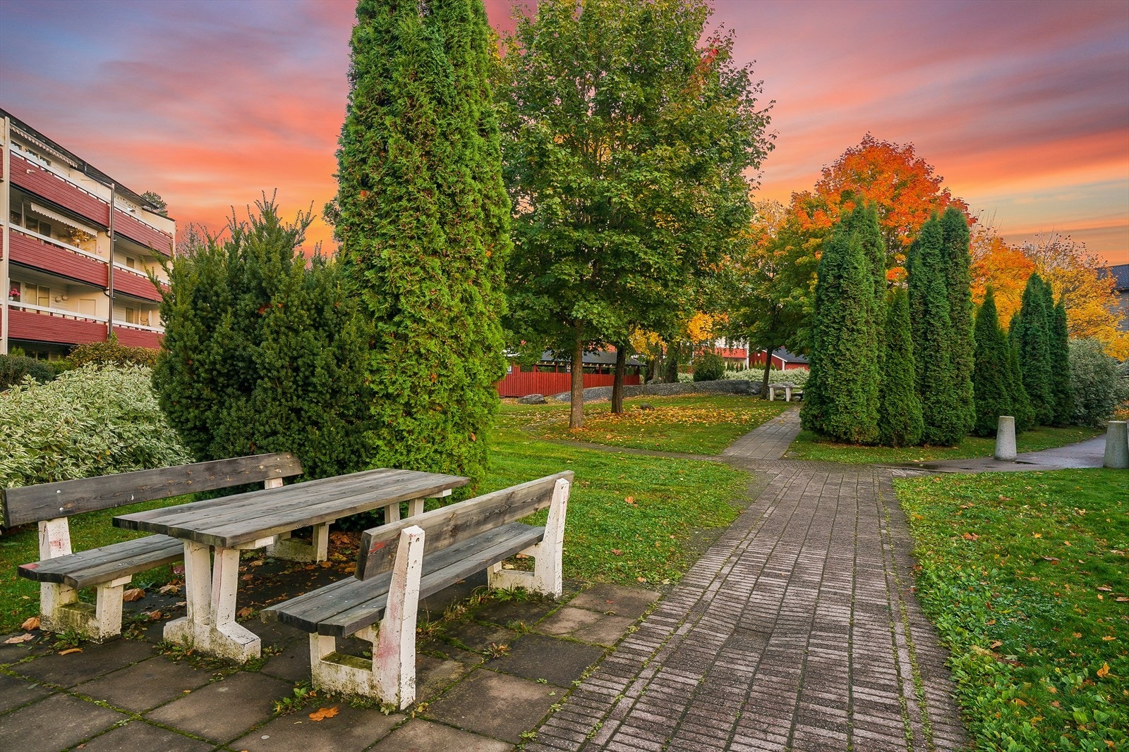 Felleseiendommen er dels naturtomt og dels pent opparbeidet med velpleide gressplener og frodig beplantning, samt lekeapparater og felles sittegrupper for et sosialt miljø! Galleribilde