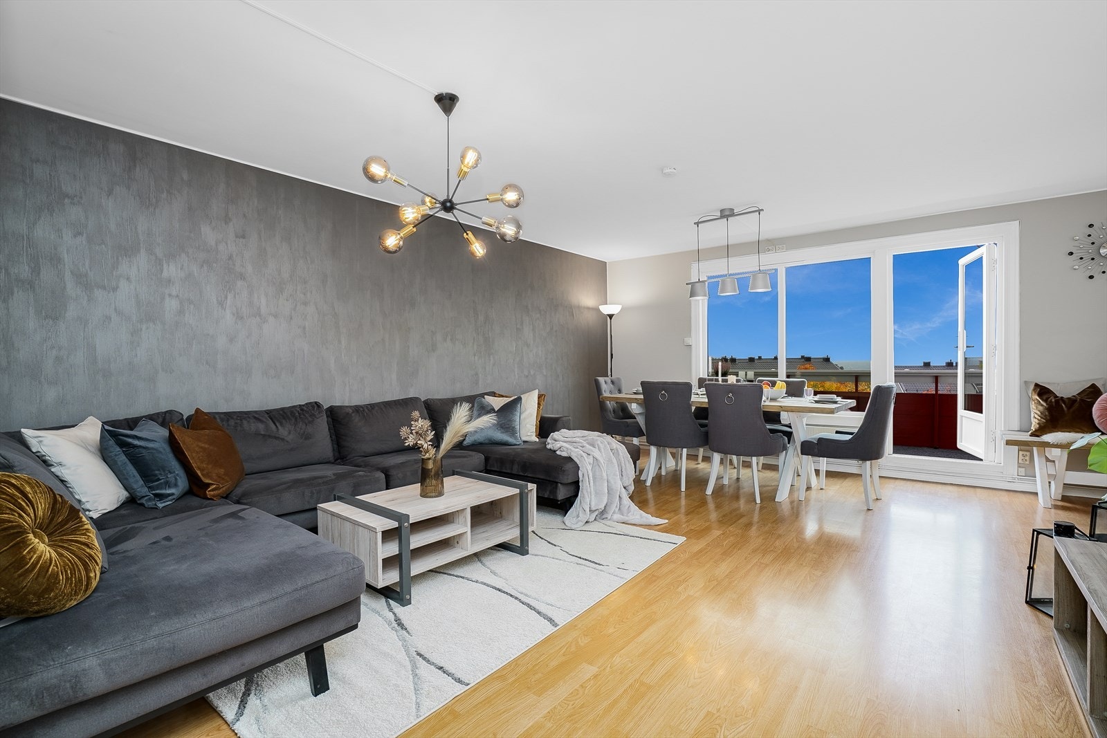 God plass til sofaløsning og tilhørende møblement i stuen! Galleribilde