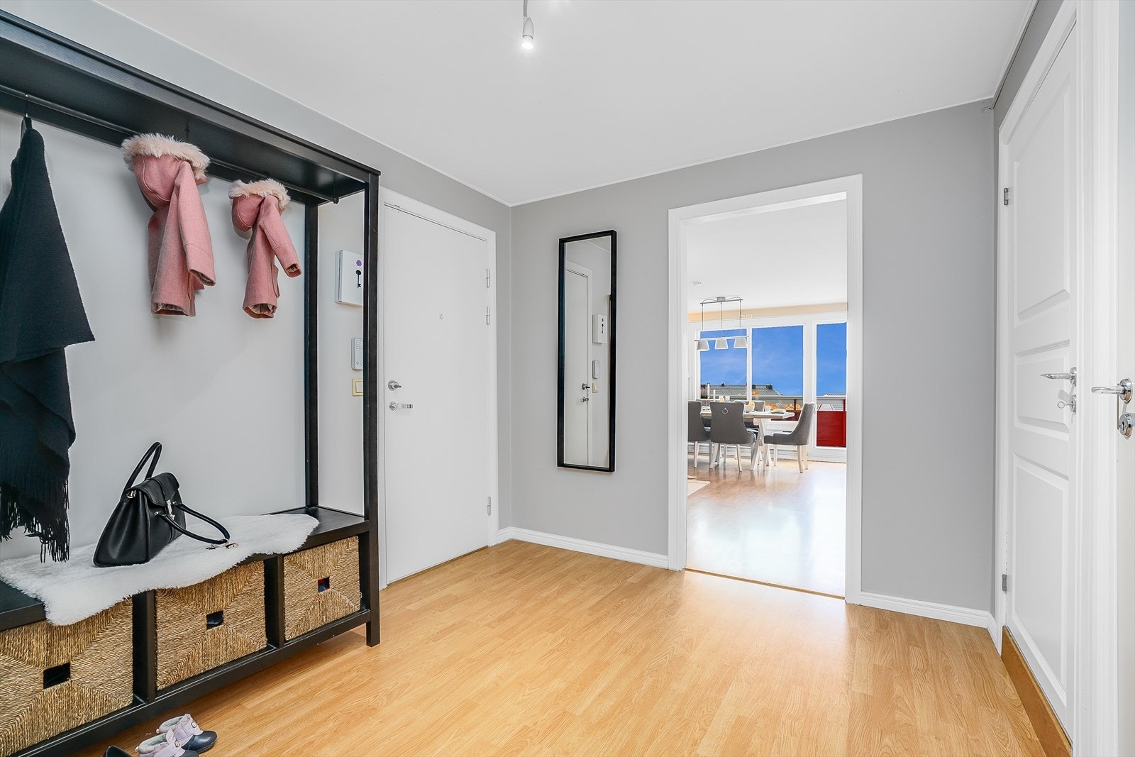 Ypperlig entre/gang med åpen garderobeløsning! Galleribilde