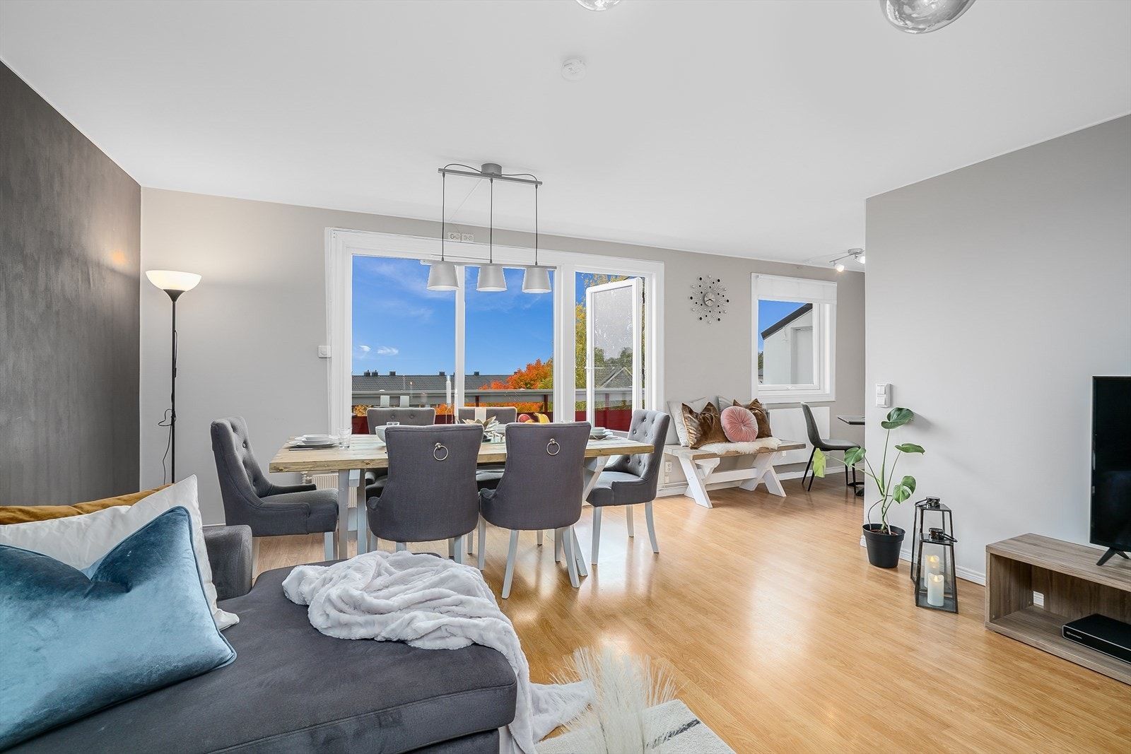 Lys og lekker stue med gode vindusflater! Galleribilde