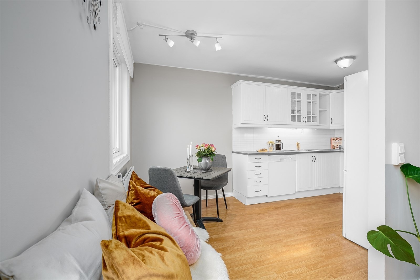 Enkel og praktisk delvis åpen løsning mellom stue/kjøkken! Galleribilde