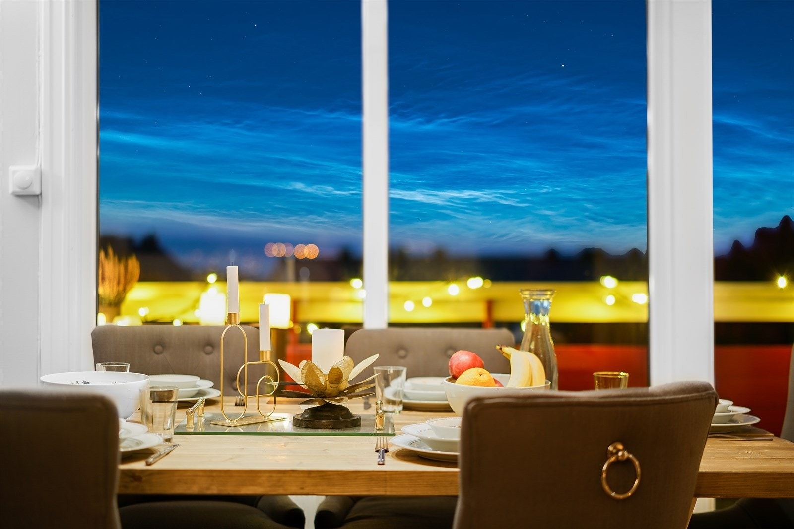 Sjarmerende spiseplass i stuen for herlige måltider ved gode vindusflater! Galleribilde