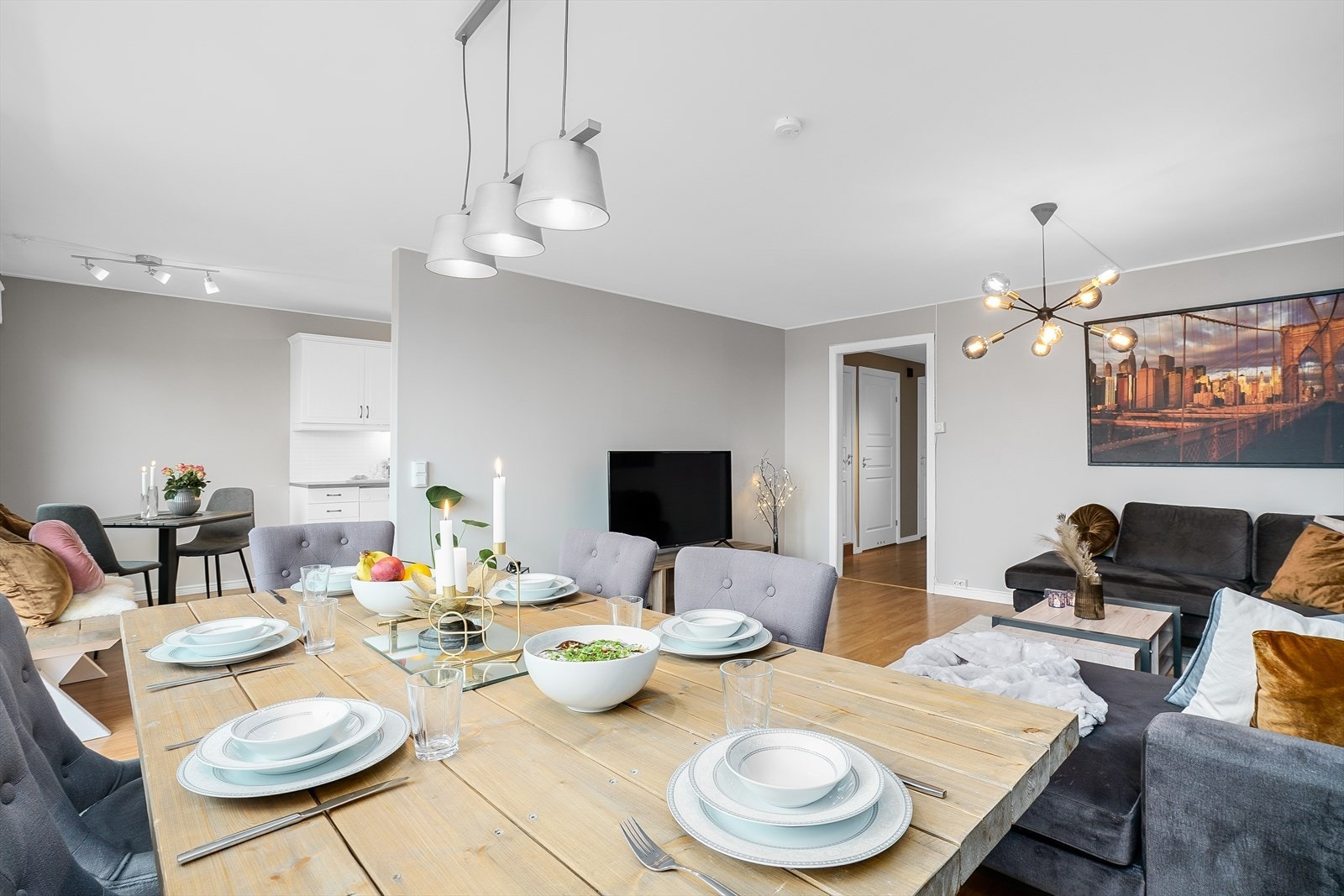 Plass til stort spisebord i stuen som kan medfølges etter ønske! Galleribilde