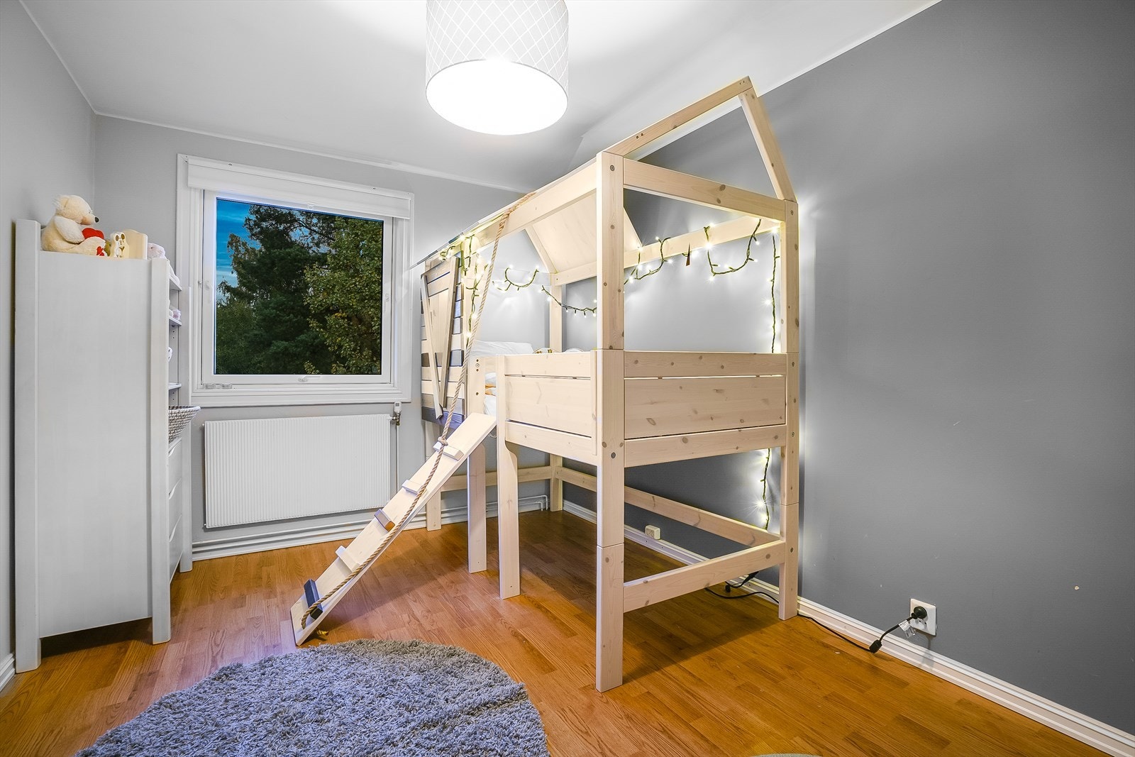 Lystbetont soverom for barn eller gjester! Galleribilde