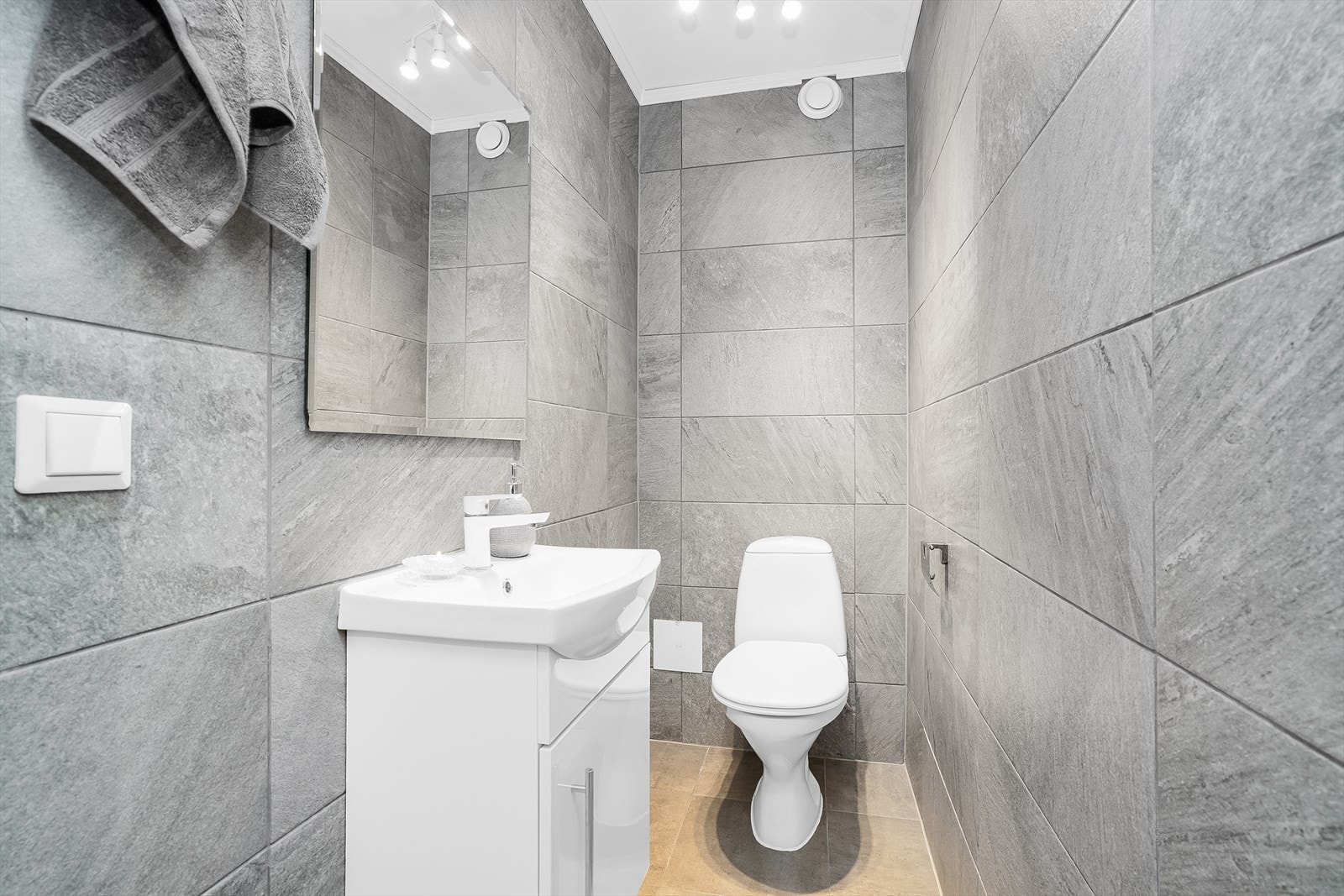 Separat wc med lekre fliser på vegger og gulv! Galleribilde