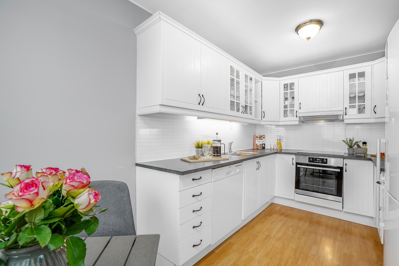 Lys og fin innredning med profilerte fronter samt vitrinedører! Galleribilde