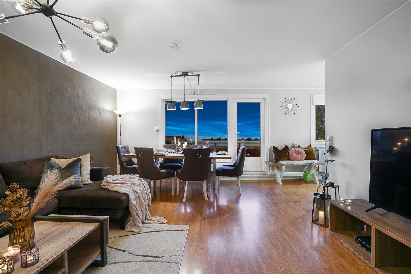 Praktfull stue som er lett å møblere! Galleribilde