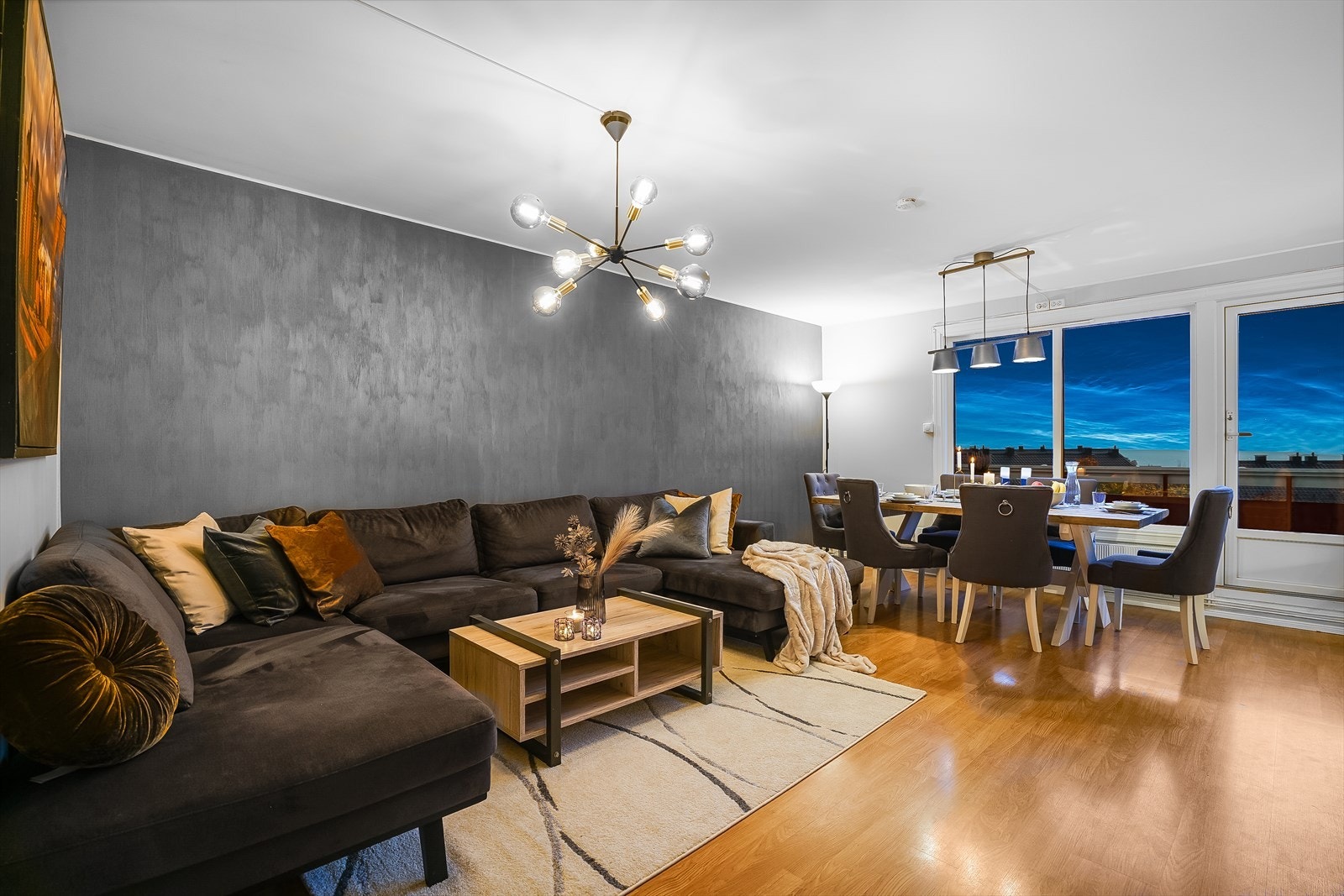 Nadeem Bokhari v/ Nordvik Eiendomsmegling har gleden av å presentere en allmennfattelig 3-roms leilighet i toppetasje! Galleribilde