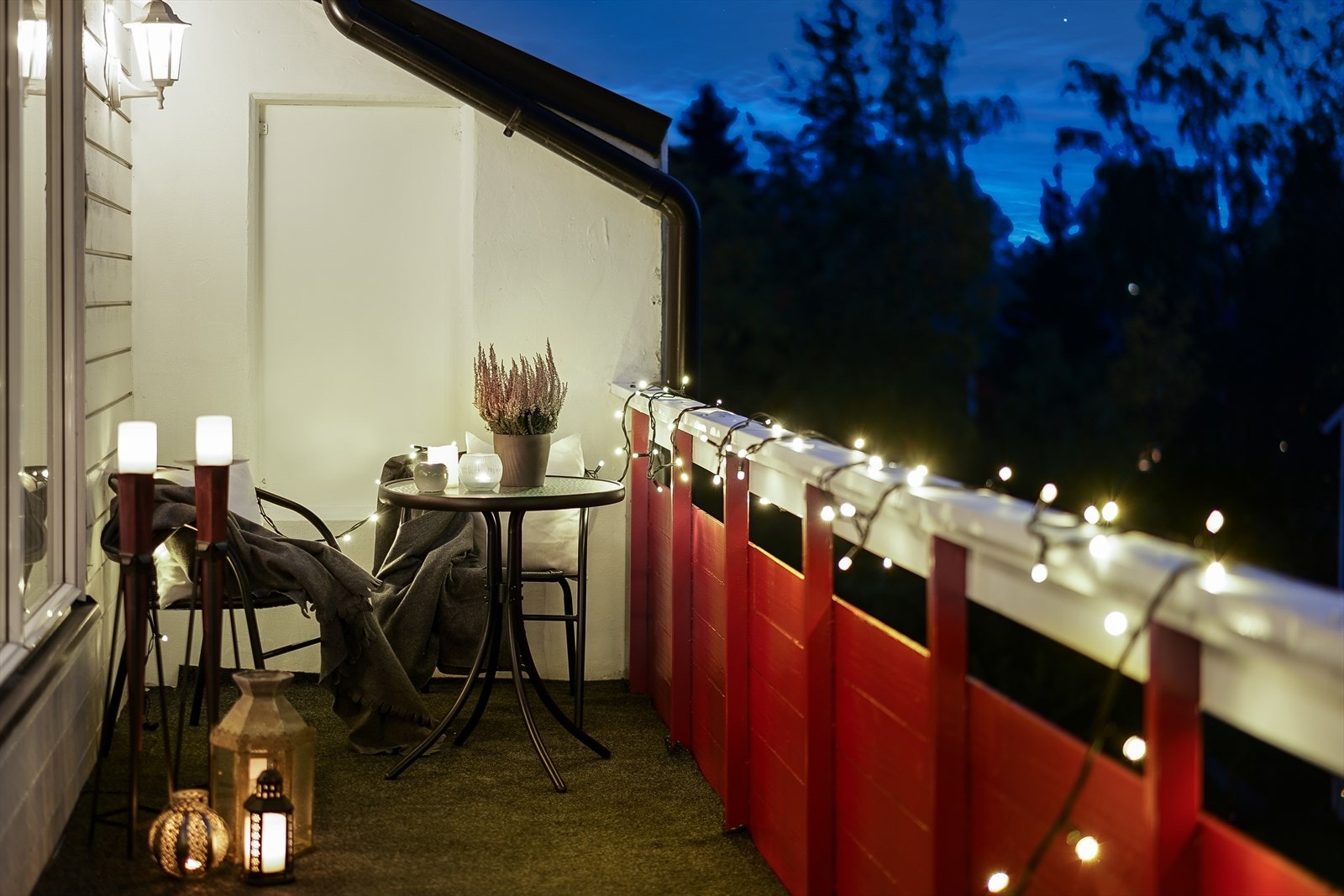 Forholdene ligger til rette for anvendelse av verandaen etter at solen har gått ned også! Galleribilde