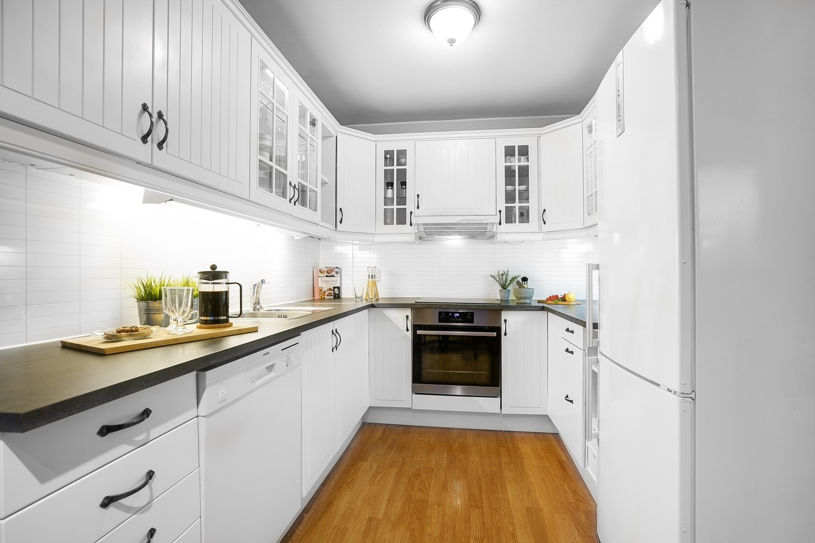 Tiltalende kjøkken med god skap- benkeplass! Galleribilde