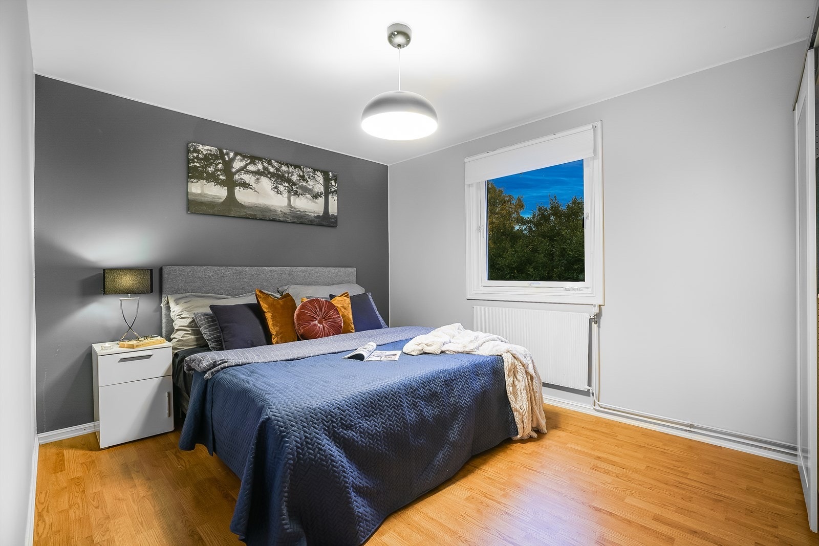 Behagelig og romslig soverom med god plass til dobbelseng og garderobe! Galleribilde