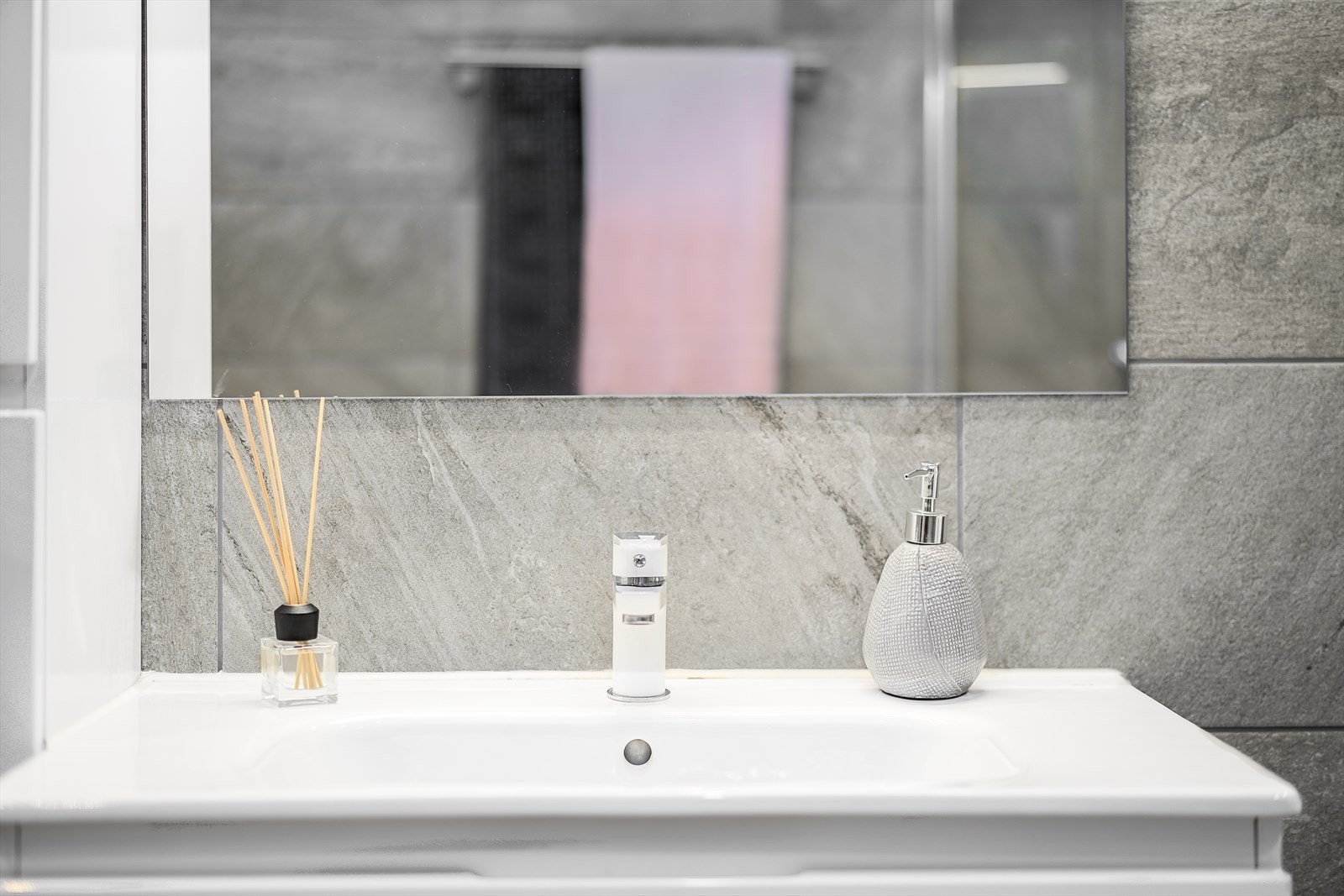 Heldekkende servant og flott innredning i baderommet! Galleribilde