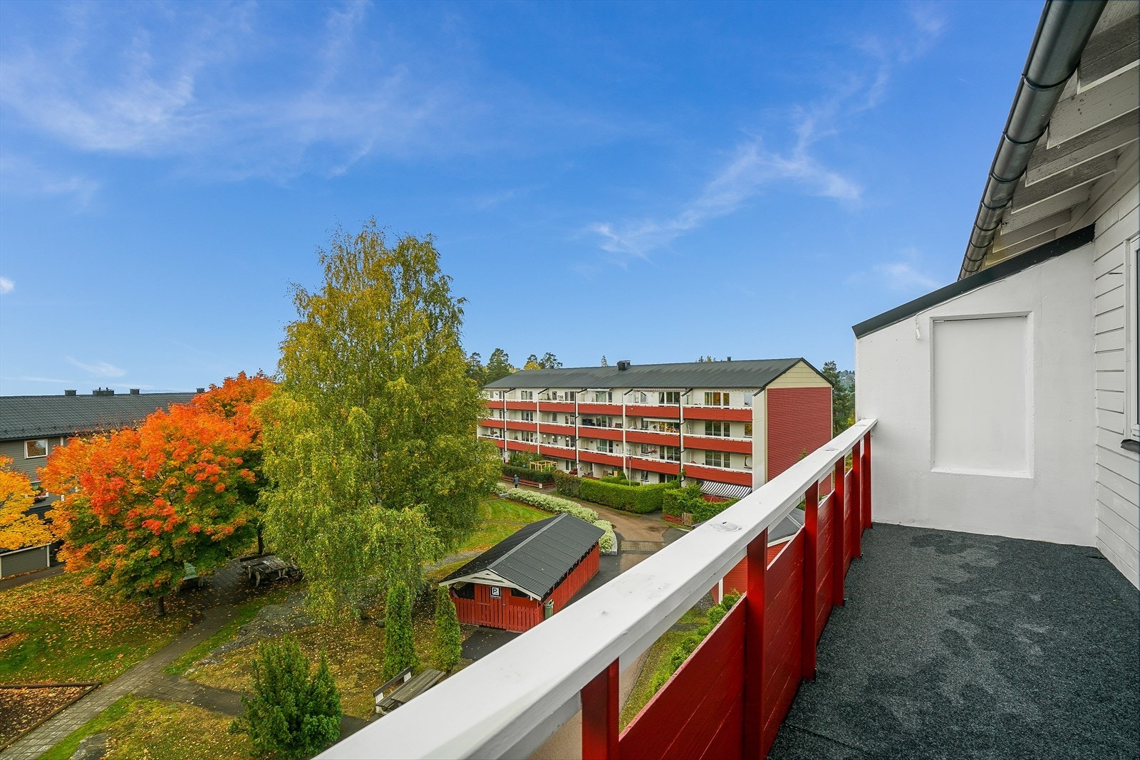 Fin utsikt fra verandaen og det er plass til grill også! Galleribilde