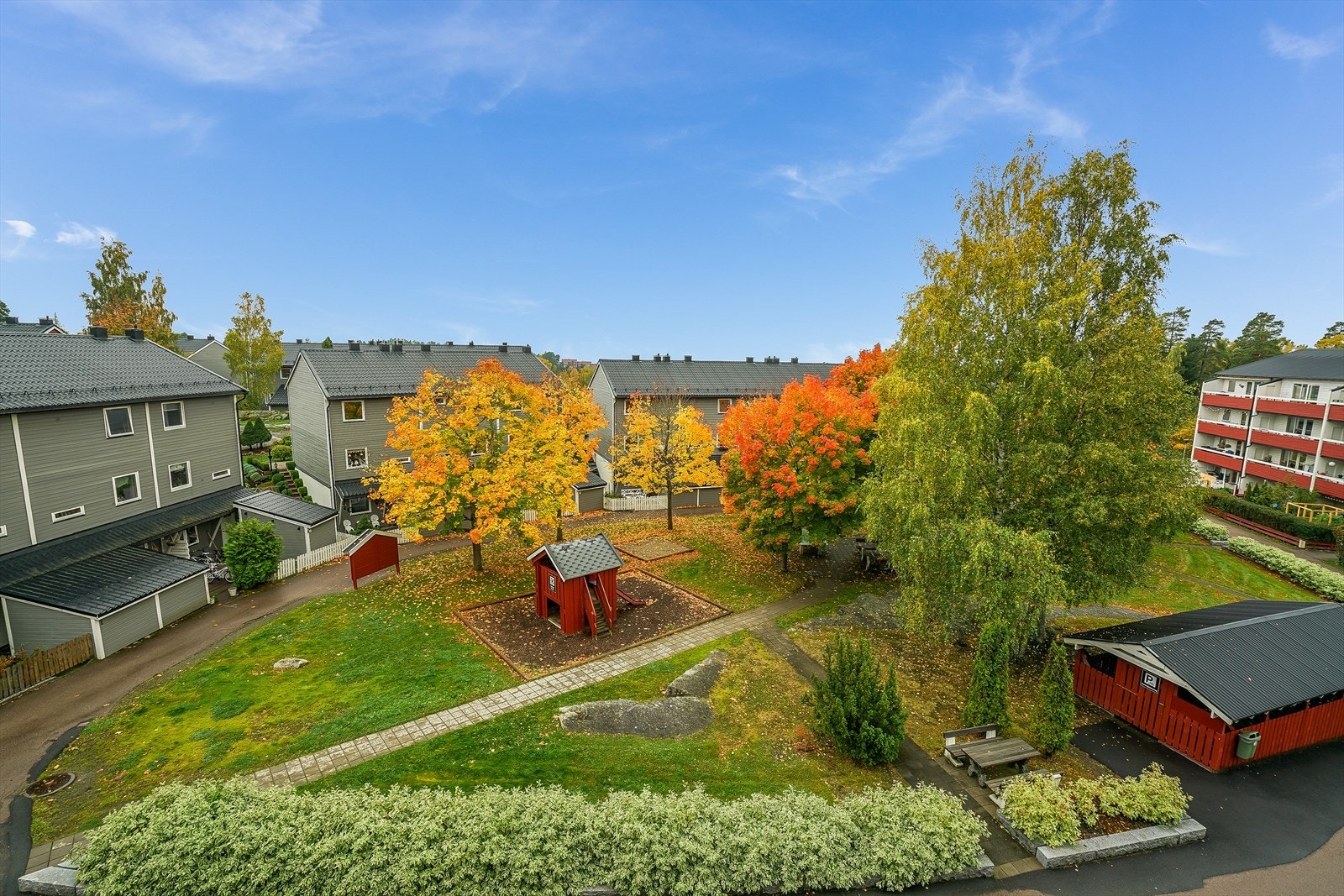 Nok plass til lek og kos rett utenfor boligen! Galleribilde