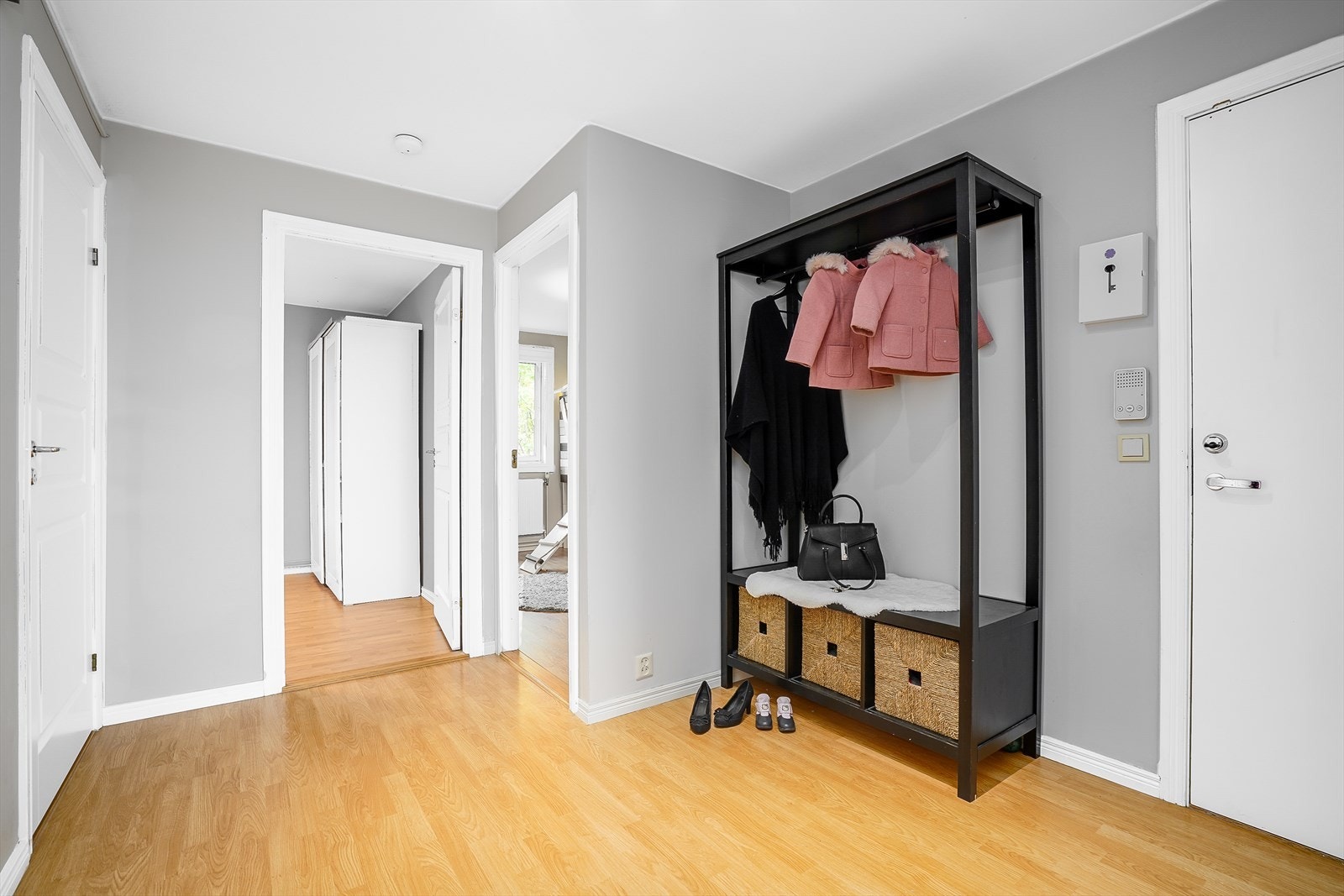 Romslig entre/gang med lett tilgang til andre rom! Galleribilde