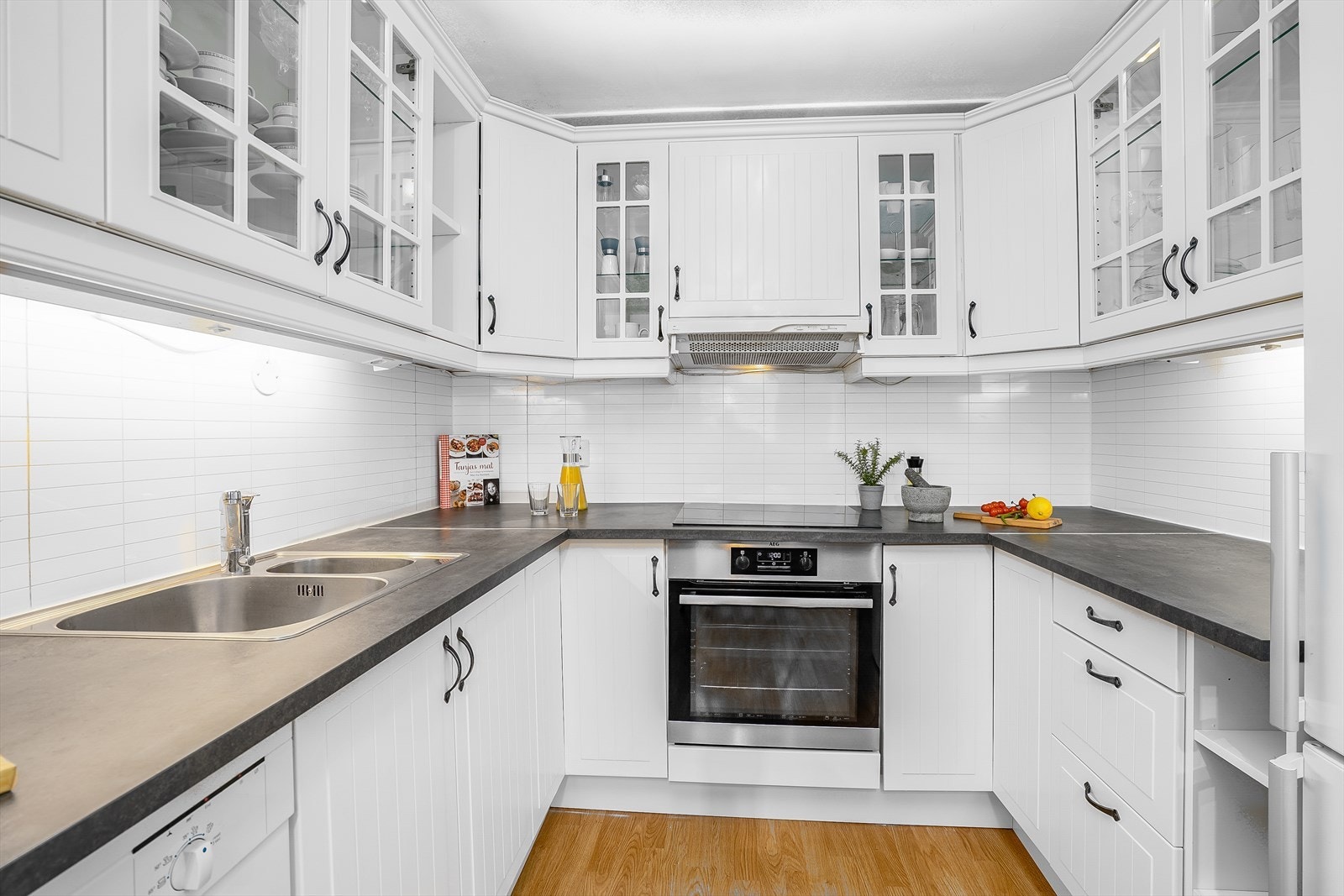 Innredning på kjøkkenet har nymalte fronter og laminat benkeplate! Galleribilde