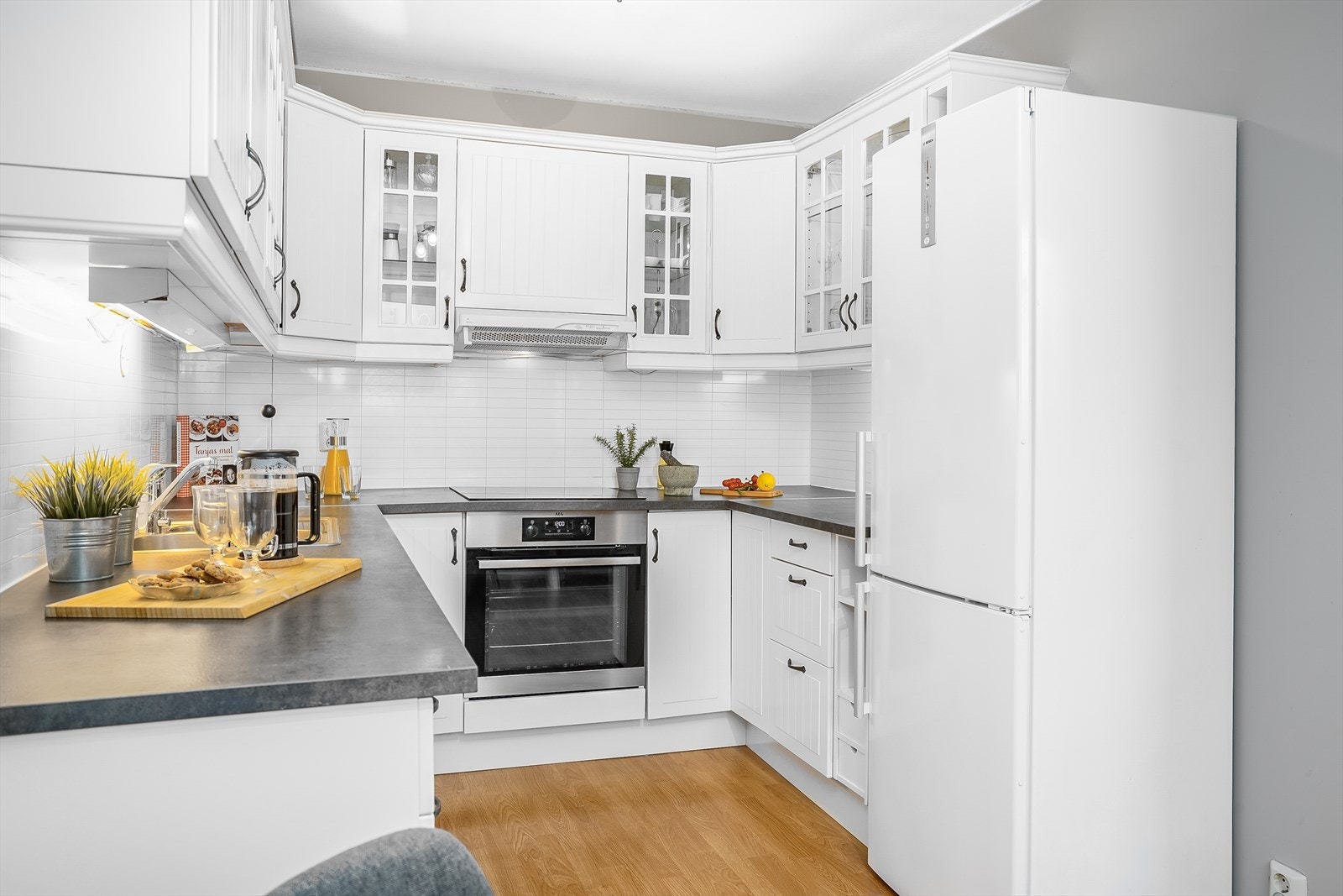 Integrert kokeplate/komfyr, oppvaskmaskin og kjøleskap med fryserdel medfølger leiligheten! Galleribilde