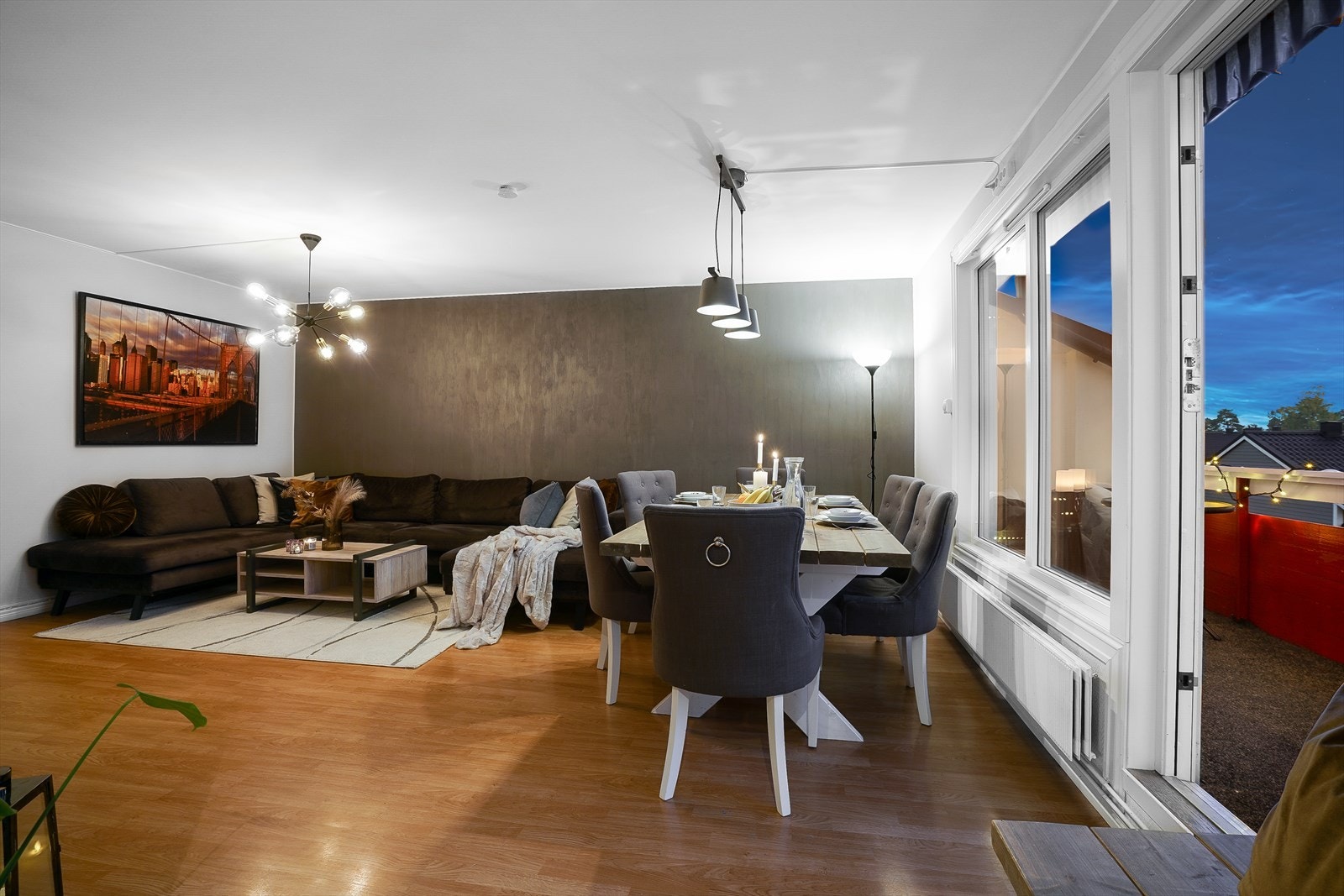 Romslig stue med utgang til vestvendt veranda på 10 kvm! Galleribilde