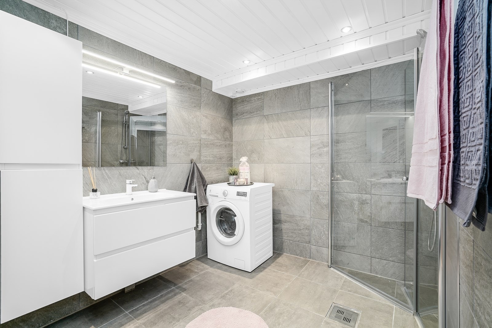 Lunt og fint baderom med flis på flis i delikate farger og gulvvarme! Galleribilde