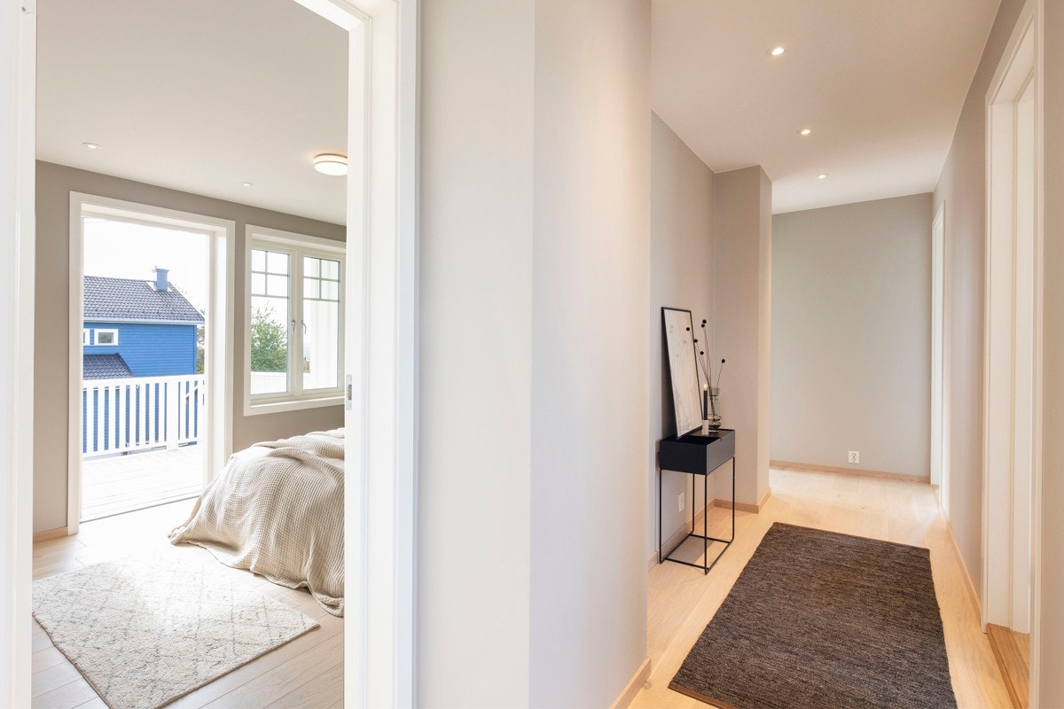 Fra soveromsgang i 2.etasje er det inngang til 4 soverom Galleribilde