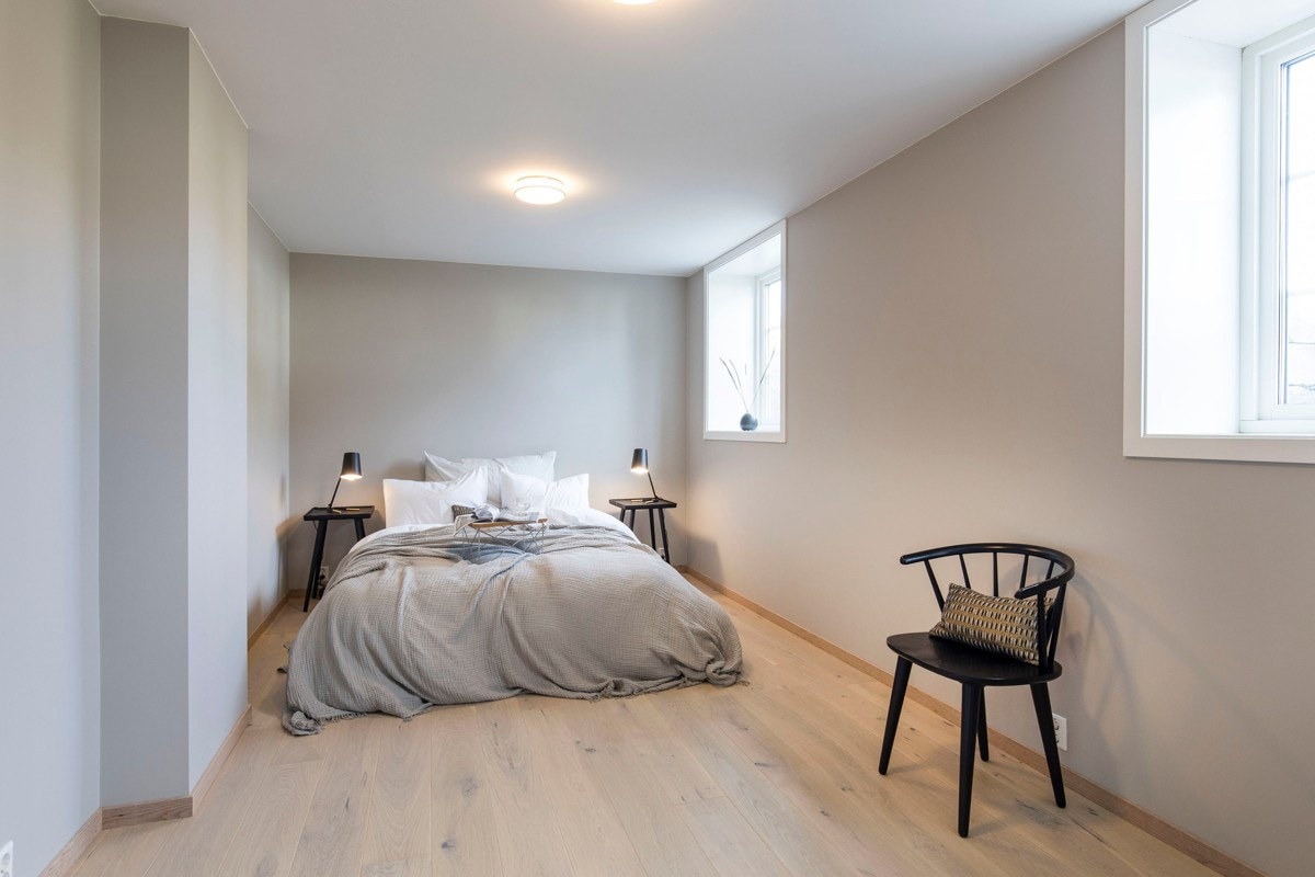 Soverom i kjeller med god takhøyde og store vinduer - dette rommet kan deles av til to soverom om ønskelig, med inngang fra kjellerstuen Galleribilde