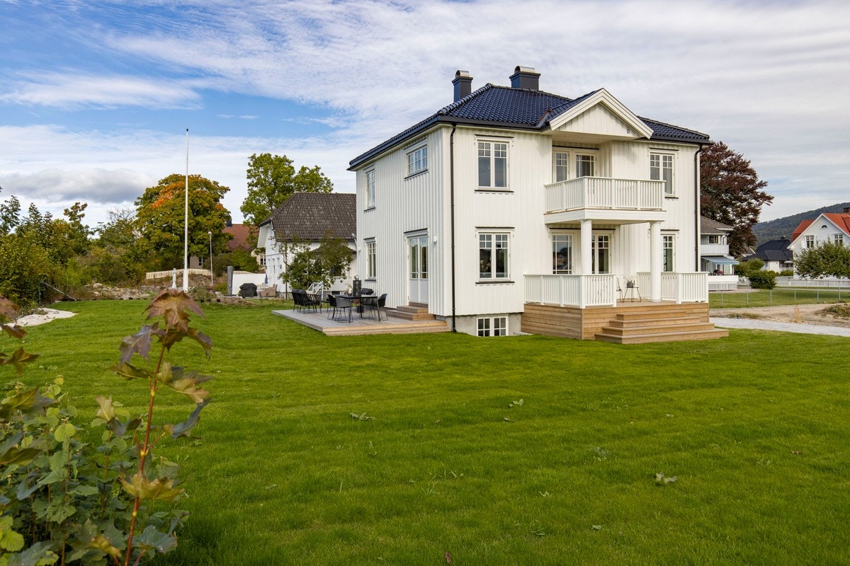 Stort hageområde med god plass til aktiviteter for barna Galleribilde