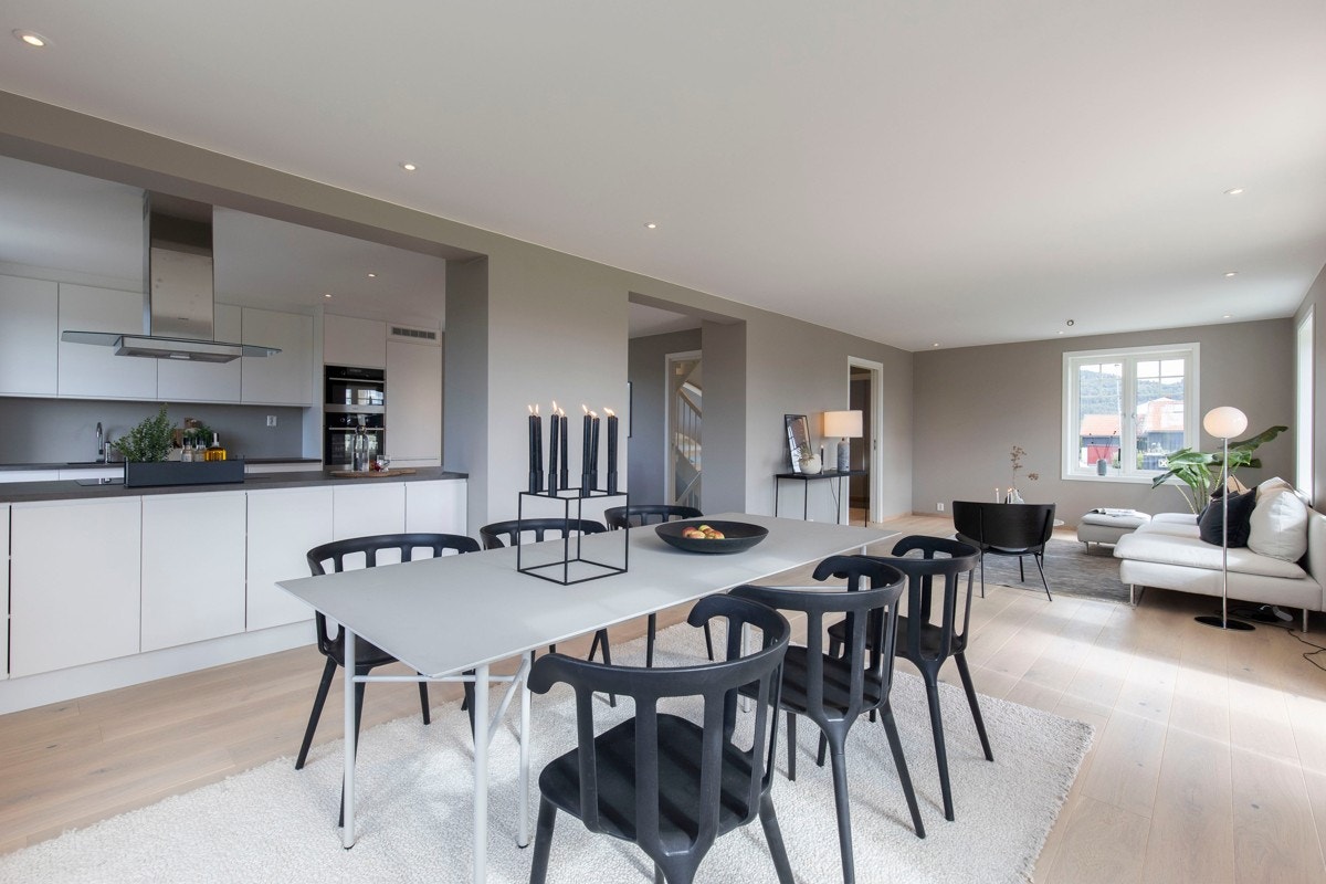 Det er god plass til stort langbord i stuen Galleribilde