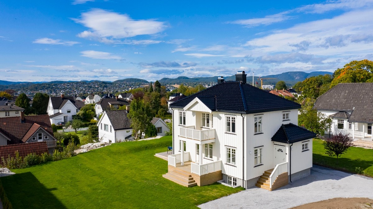Eiendommen ligger skjermet og tilbaketrukket med sol fra morgen til kveld Galleribilde