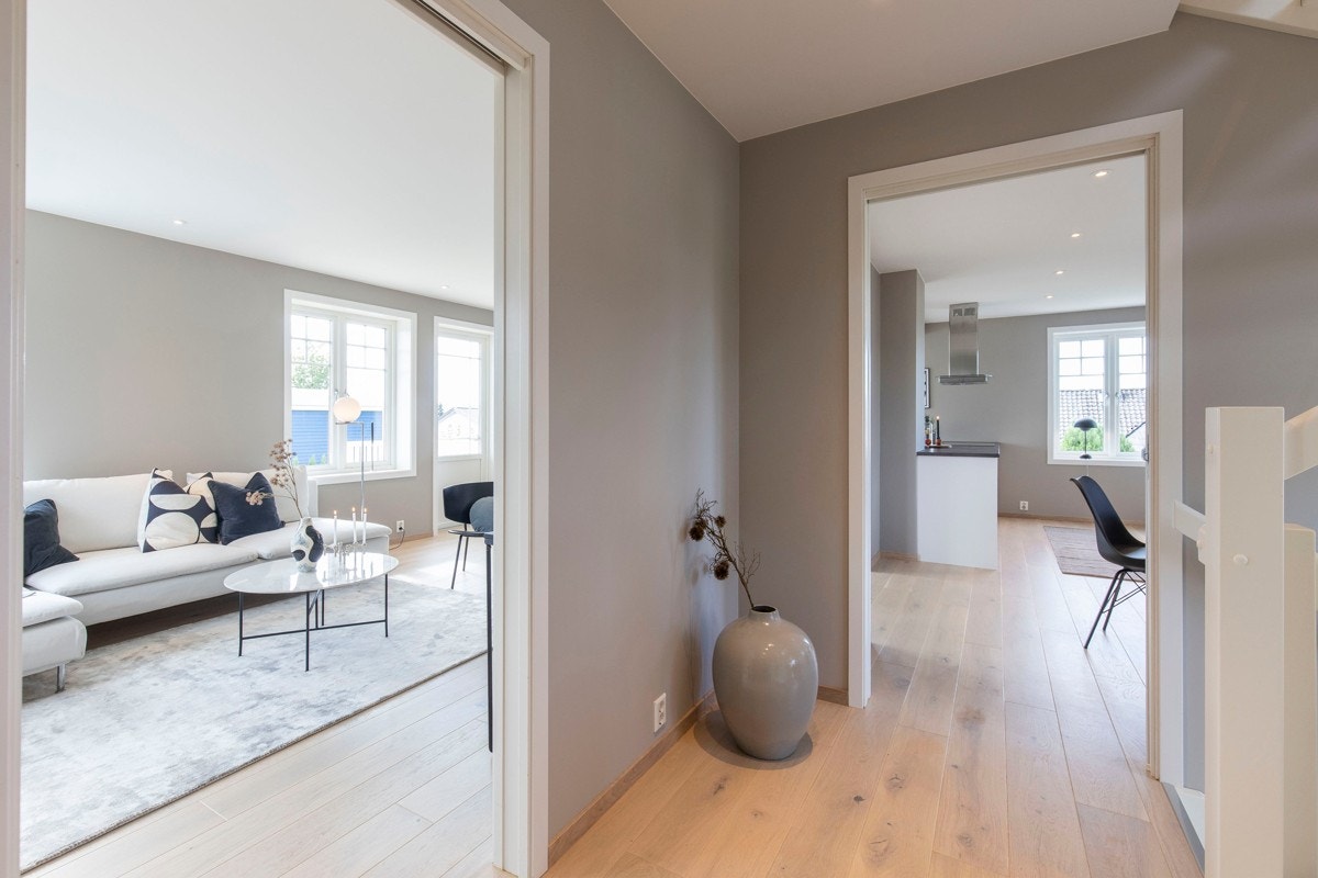 Stue og trappegang 1. etasje Galleribilde