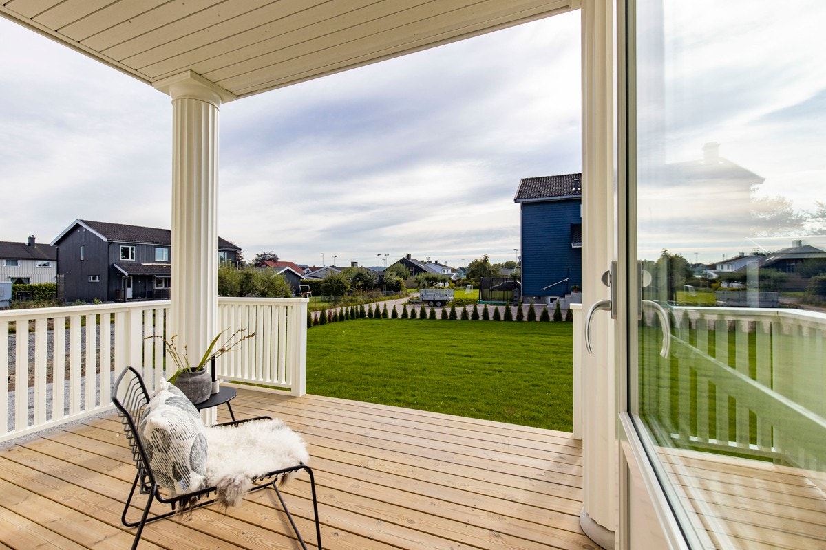 Fra stuen er det utgang til overbygget veranda mednedgang til hage Galleribilde