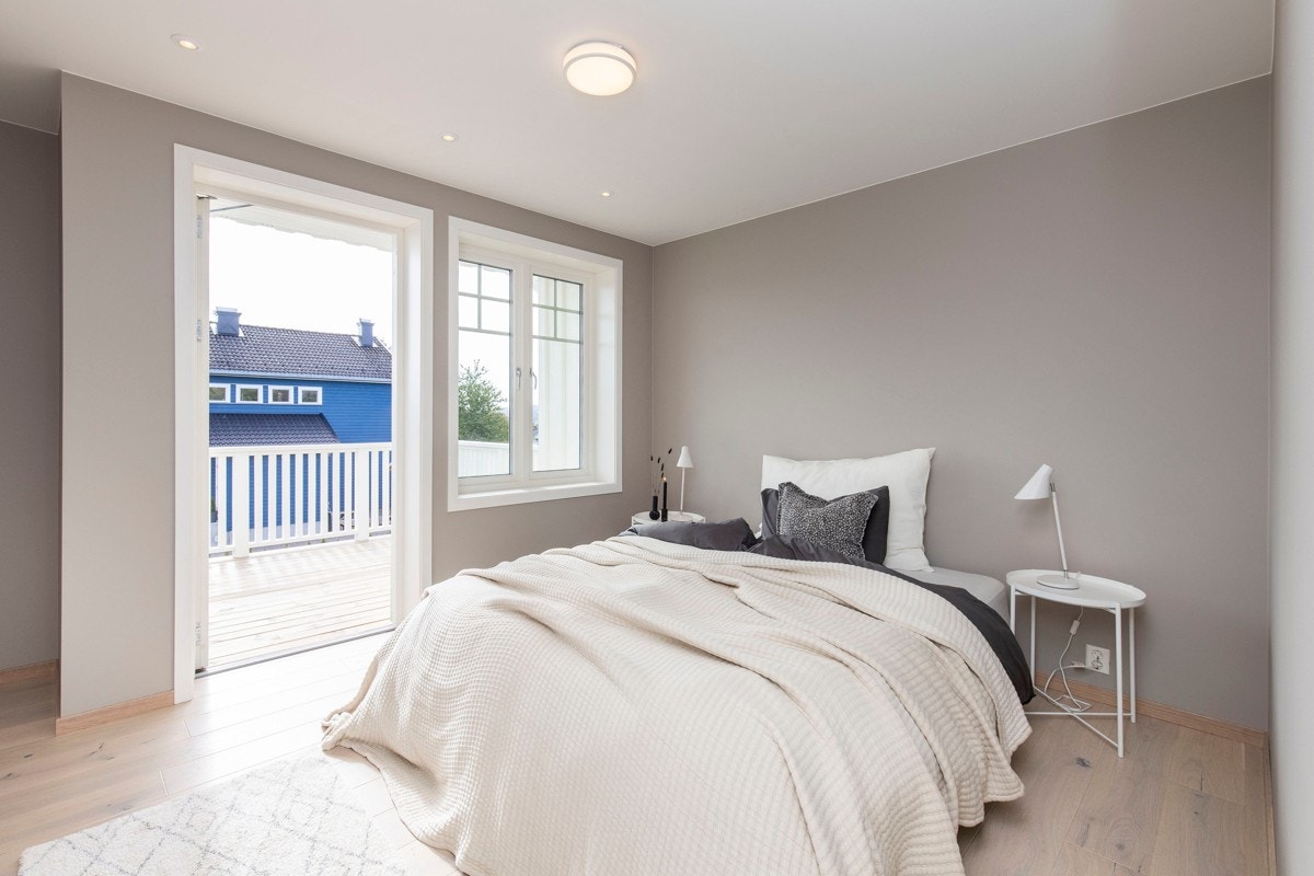 Hovedsoverom med utgang til lufteveranda Galleribilde