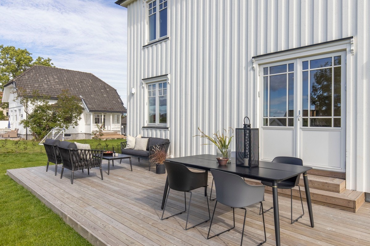 Solrik vestvendt terrasse utenfor stuen Galleribilde