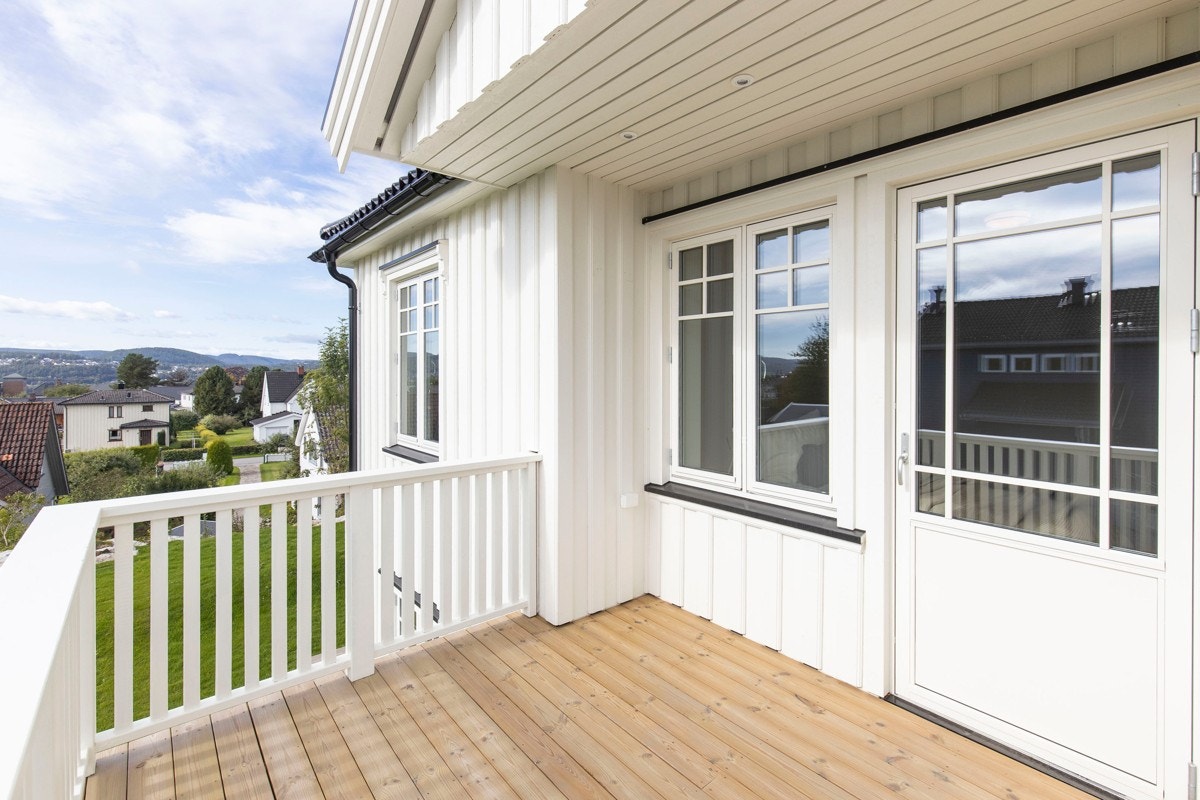 Delvis overbygget veranda utenfor hovedsoverom/stue i 2.etasje Galleribilde