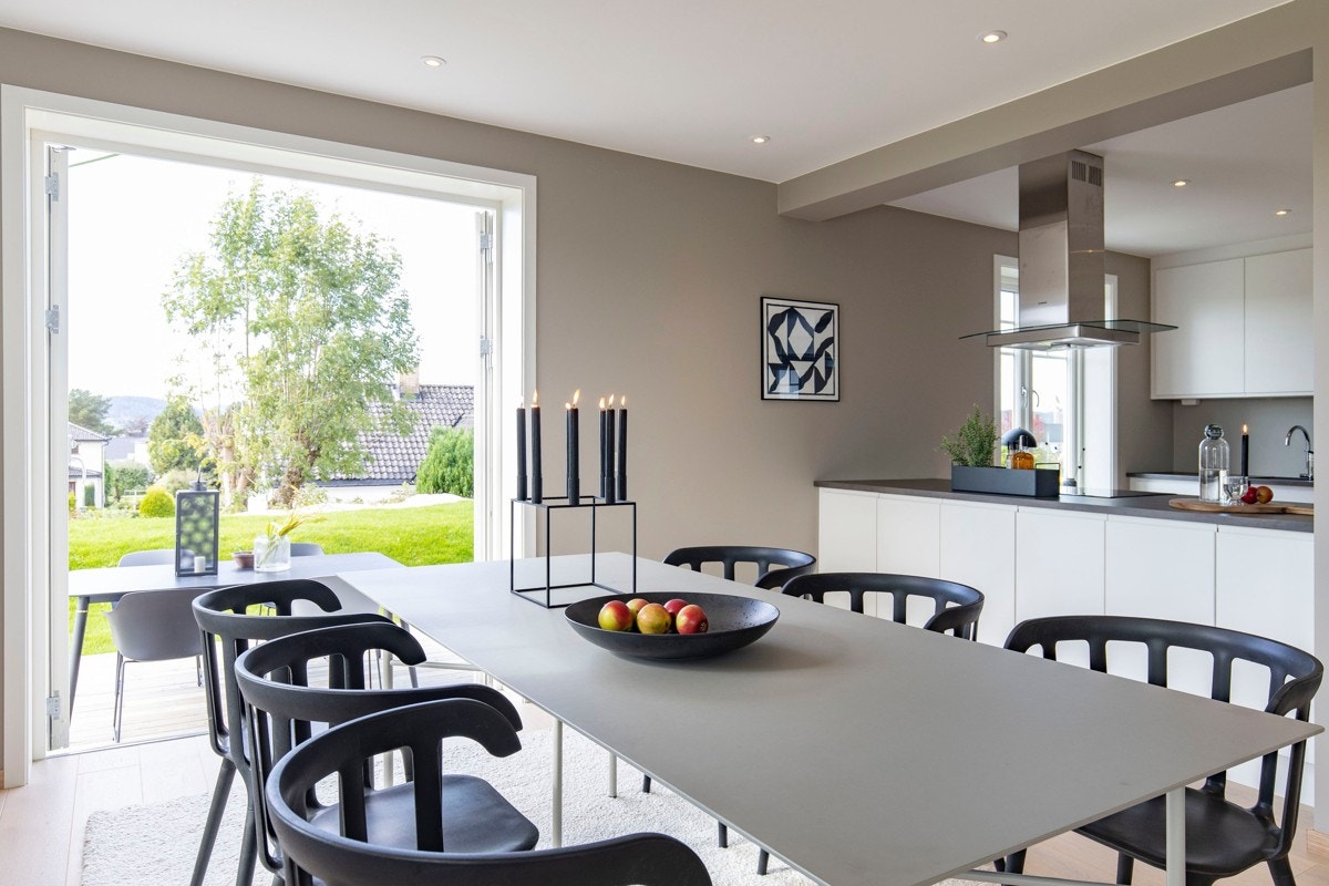 Fra spisestuen er dte utgang til vestvenst terrasse Galleribilde