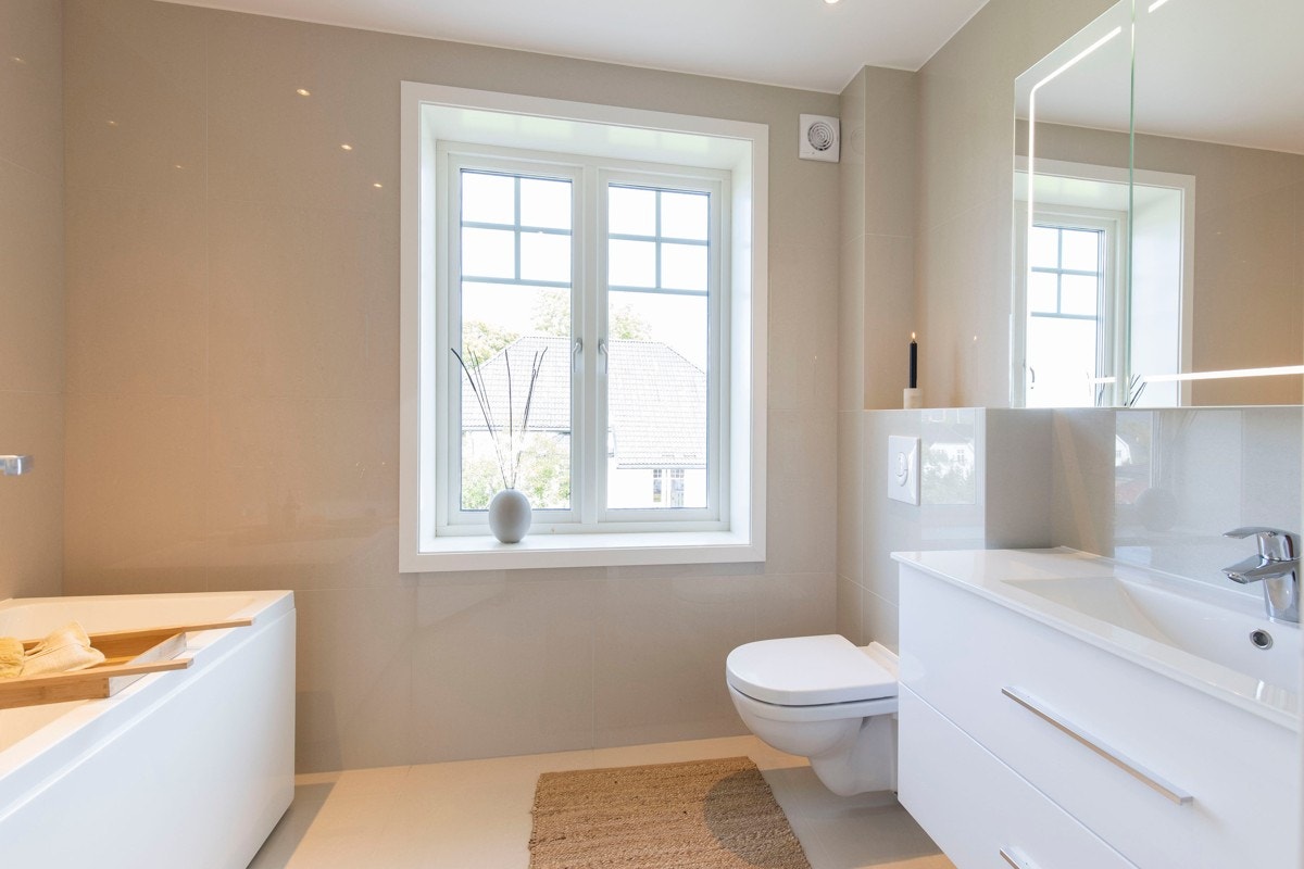 Meget tiltalende baderom i 2.etasje Galleribilde