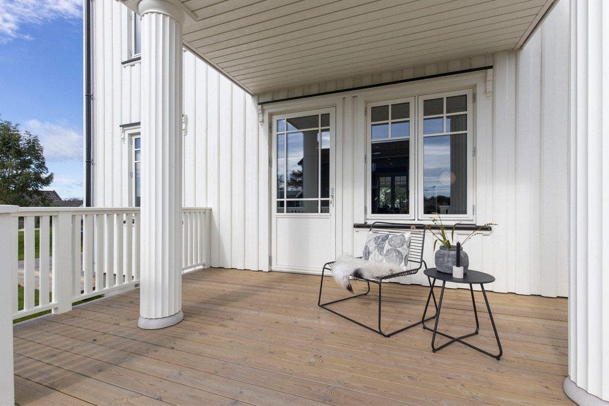 Overbygget veranda mot syd med nedgang til hage Galleribilde