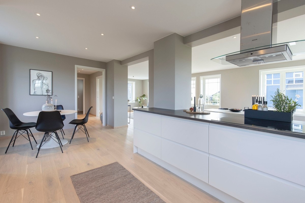 God arbeidsplass på benkeplater Galleribilde