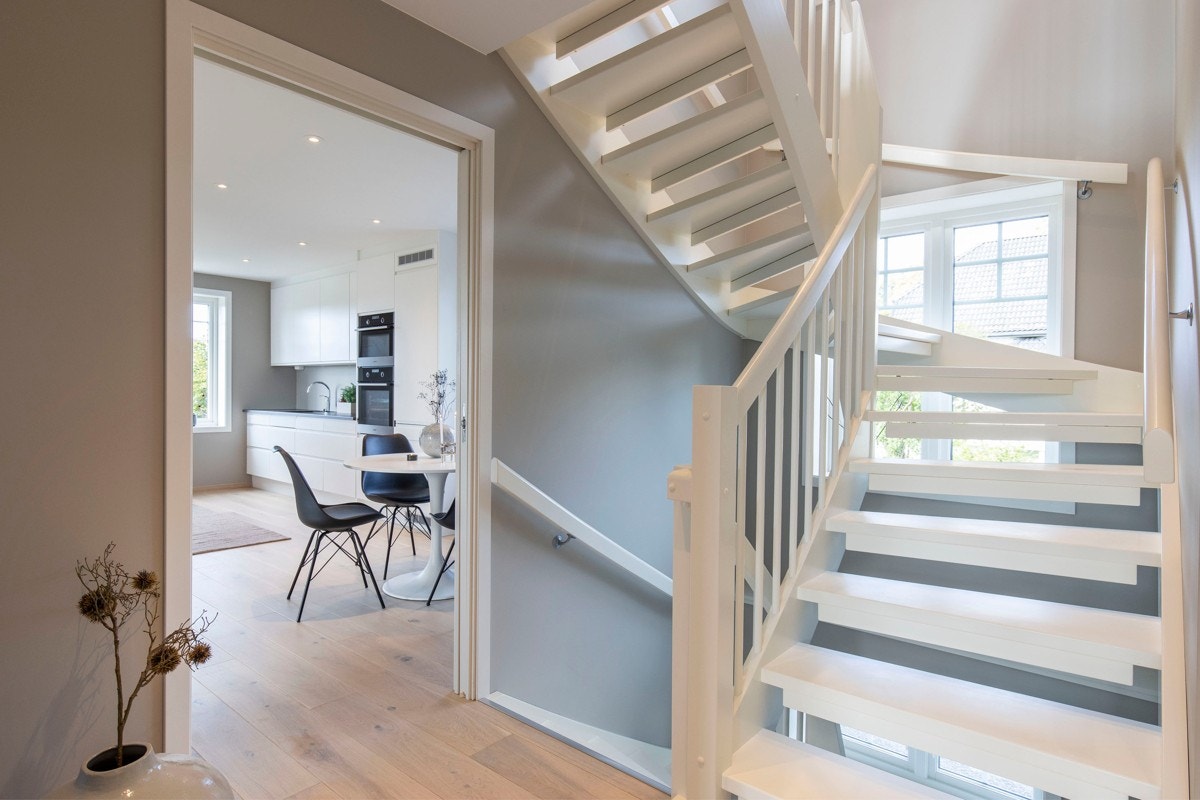 Trappeoppgang/nedgang til kjeller og 2.etasje Galleribilde