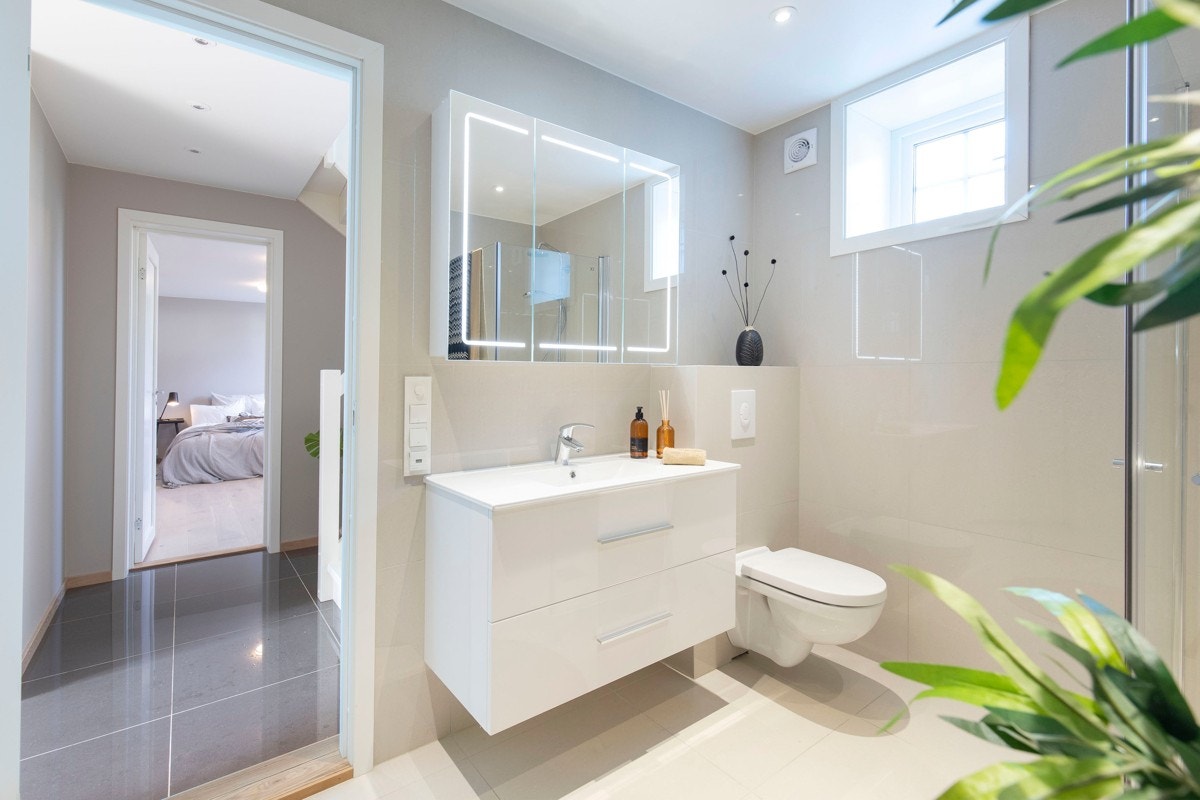 Delikat baderom/vaskerom i kjeller Galleribilde