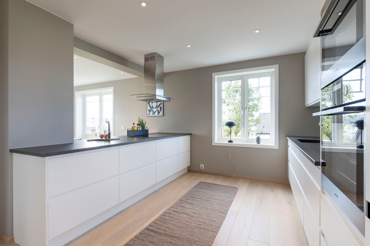 Det er god oppbevaringsplass i innredning Galleribilde