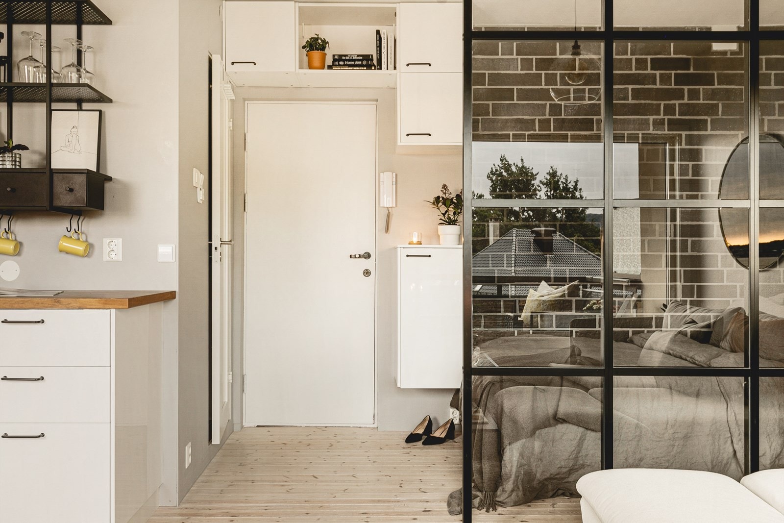 Velkommen inn i en lekker leilighet med innbydende overflater. Galleribilde