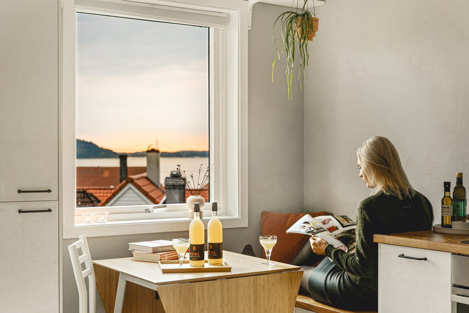 Selger har utvidet kjøkkenet med sittebenk i samme stil. Sittebenken har god oppbevaringsplass. Galleribilde