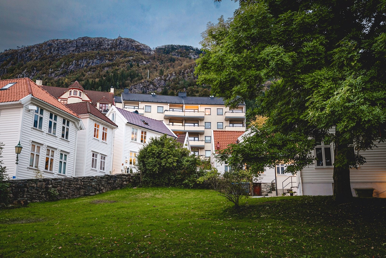 Dersom du er av den aktive typen er det gode turmuligheter i området. Herunder kan vi nevne Fjellveien, Fløyen og Stoltzekleiven som kun er et steinkast unna. Ellers kan flotte turmuligheter i nærområdet anbefales på det varmeste. Galleribilde